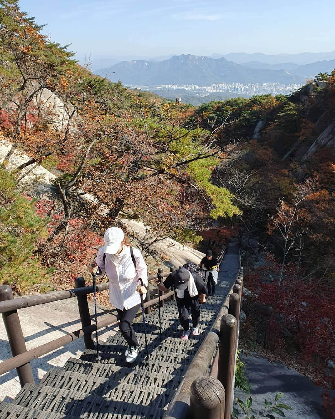 イ・シヨンさんのインスタグラム写真 - (イ・シヨンInstagram)「정말 가는곳마다 너무 절경이었다.감탄하고 또 감탄하면서 사진찍느라 정신도 없었다리👭📸😂🧡🌿 언니들 등산 너무잘함ㅋㅋㅋㅋㅋㅋㅋㅋ 고생했어!!!!!! #화이팅💪  #셋다너무이뻐😍  #북한산단풍 #지금이절정 #👍👍👍 #🍁🍂🍁🍂」10月25日 16時18分 - leesiyoung38