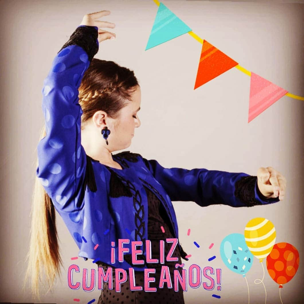 Las Turronerasさんのインスタグラム写真 - (Las TurronerasInstagram)「Hoy cumple años la mayor de las Turroneras  Felicidades @candelaamigo_flamenco !!!!!!!!! #Talento #flamenco #turronera」10月25日 16時20分 - las_turroneras