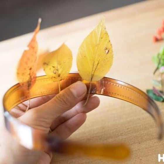 HoiClue♪ [ほいくる]さんのインスタグラム写真 - (HoiClue♪ [ほいくる]Instagram)「＼秋のかんむり／ . 秋の草花集めと、おしゃれをミックスした工作遊び🍁 . みんなでかんむりを被って、秋の王様・女王様になっちゃおう🎶 . 使う素材は…「秋の落ち葉や草花」です☺️ . 作り方の詳細は、 @hoiclue のプロフィールのURLから「ほいくる」へジャンプ→「秋のかんむり」で検索🔎 . ほいくるの投稿を見て遊んだ後は、ぜひ #ほいくる または #hoiclue のタグをつけえ教えてください♬ほいくる公式サイトの記事内で、ご紹介させていただくかも…？ ※その際はInstagramのメッセージにて事前にご連絡させていただきます。  #保育 #保育士 #保育園 #幼稚園 #幼稚園教諭 #こども園 #保育士の卵 #保育学生 #遊び #あそび #子ども #こども #children #kids #製作 #制作 #造形 #工作 #キッズアート #廃材 #廃材リメイク #廃材遊び #秋 #かんむり #落ち葉 #自然遊び #お遊戯会 #衣装」10月25日 16時37分 - hoiclue