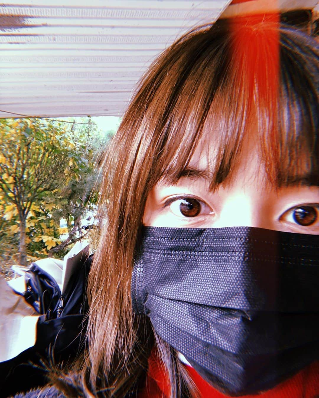 川口春奈さんのインスタグラム写真 - (川口春奈Instagram)「海外ロケも終盤。喉がいててなので黒マスクデビューしました。なかなかいいじゃん。残りも駆け抜けます。頑張れ春奈！」10月25日 16時37分 - haruna_kawaguchi_official