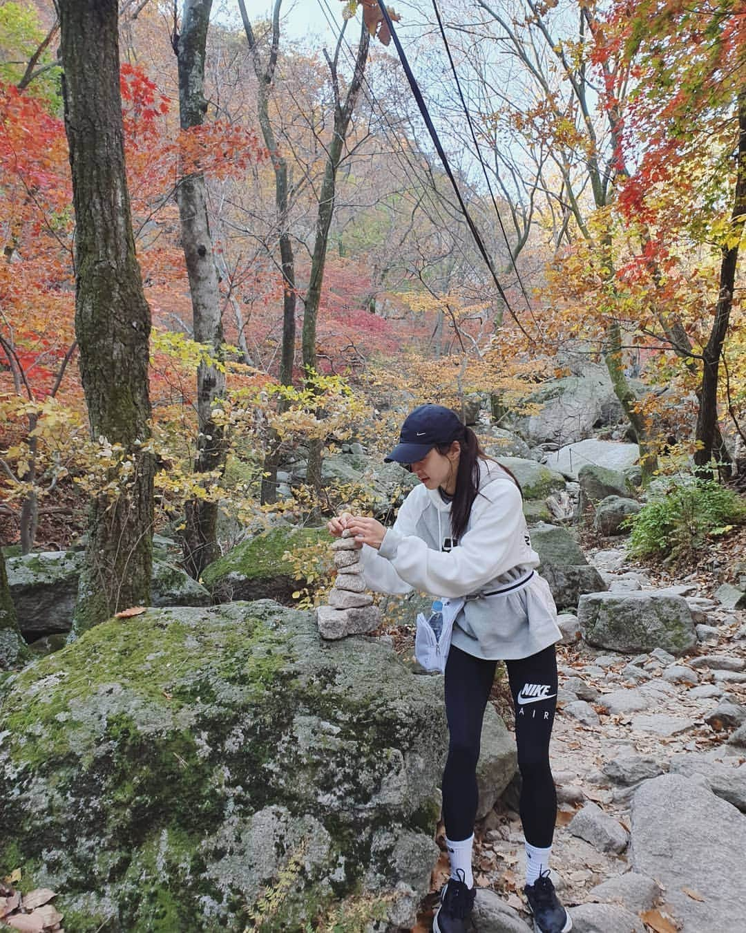 イ・シヨンさんのインスタグラム写真 - (イ・シヨンInstagram)「오와아😊 정상에서 한동안 말이 안나왔다는🍁🍂 돌쌓고 손원도 빌고 #백운대 정상에서 사진도📸📸 #오늘 #정말 #값진하루」10月25日 16時40分 - leesiyoung38