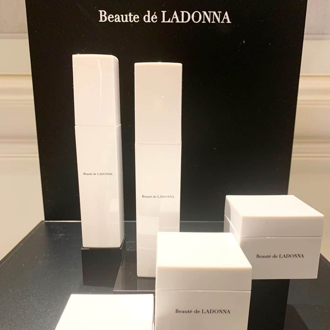 前田ゆかさんのインスタグラム写真 - (前田ゆかInstagram)「Beaute de LADONNAデビュー  ボーテ ド ラ・ドンナお披露目発表会！記念の誕生イベントへ行ってまいりました。 LADONNA @michiko.life 藤原美智子さん監修 プロデュースヘアーメイクアーチスト丸山智路氏のスキンケアブランド3品がデビュー。 生み出されるまでに4年もの時間をかけトライ＆エラーを繰り返し、多くの女性たちの「素肌を安全に美しく引き出したい」という想いの詰まった自信作です。 ・ ・ ◎ボーテドラドンナPHAクレンジング ビタミンC配合肌の潤いを守りながら洗うクレンジング&洗顔料 ◎CAAローション 4種のビタミンC誘導体をバランスよく配合肌に軽さとコクと保湿力ローション ◎BPAクリーム 美容液とクリームをひとつにしたような透明感をもたらす高機能エイジングケアクリーム  会場ではスペシャルゲストのバイオリニスト三瀬俊吾さんの演奏に✨✨✨美容ジャーナリストさん、エディターさん達によるお祝いの歌声もとーてもステキでした✨✨✨(何度もみなさんで集まり練習されたと伺い感動でした)✨✨✨ 久しぶりの方にもお会いできて心温まるステキな会にお誘いいただきありがとうございました😊 11月7日発売！ 丸ちゃん❗️デビューおめでとう🎉  #ボーテドラドンナ  #beautedeladonna  #スキンケア #藤原美智子　さん #丸山智路  さん #ヘアーメイク」10月25日 16時57分 - maeyuka