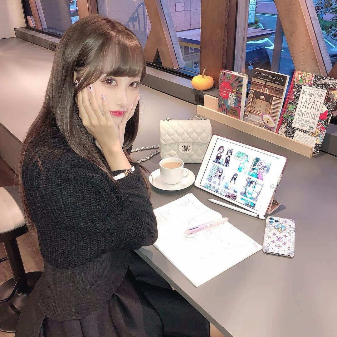 さきぼんさんのインスタグラム写真 - (さきぼんInstagram)「ここカフェじゃないよ、、！ 関西旅行行きたいけどホテル代おさえたい～😖って子に必見のホテルを見つけました！「HOTEL MORNING BOX」ってところ！ . 連休中にダブルで3泊して約25000円でした🤭(2人で) 安いのに8月末にオープンばかりでめちゃくちゃ綺麗なの。。 部屋も普通に広かった。。 立地も心斎橋駅から余裕の徒歩圏内でアクセス最高でした。(本当の最寄りは長堀橋駅！) . 共有スペースにカウンター、キッチン、ソファ、畳フロアとかあってのんびりできるよ！！ キッチンで宿泊者が焼そば作ったりしてた～！ . . 【ホテル周辺オススメ】 ①徒歩30歩で行ける「雑兵」っていう味噌煮込みきしめんが有名のうどん屋さん。名古屋出身の店主がつくった味噌煮込みきしめんはさすがのおいしさ(⸝⸝⸝´꒳`⸝⸝⸝) 30年以上続いてるお店なんだって！  ② 徒歩5分くらいで行けるシーシャバー「C.S.B」 朝の5時までやってるから遊び足りなかったときにおすすめ！ シーシャとダーツとスマブラができます笑 女子は飲み放題1000円という安さ🤭 ③私は飲まないけど周辺は飲み屋もたくさんあるよ～～！ . 穴場ホテル！ハロウィン仕様～🎃🦇🕸(2枚目)  じゃらんで予約したからポイント溜まった～ (楽天トラベル、HPからも予約できるよ。) . ワンピース @pinklush.jp . . #OSAKA #kansai_trip #hotelmorningbox #心斎橋ホテル #心斎橋 #長堀橋 #シーシャ #きしめん #関西旅行  #さきぼん関西」10月25日 17時05分 - sakibon69