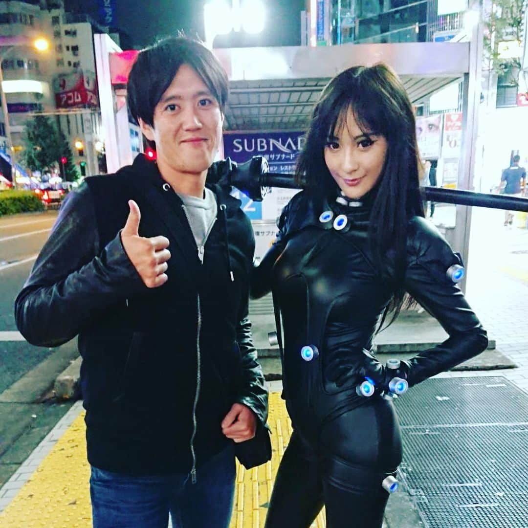 元木敦士さんのインスタグラム写真 - (元木敦士Instagram)「街歩いてたら漫画「GANTZ（ガンツ）」のキャラクター発見！！出会った瞬間大興奮！！ 写真撮ってもらいました^_^ 一緒にいたコバタツ君も^_^ ありがとうございます！ コスプレクオリティ三つ星です☆☆☆ #GANTZ」10月25日 17時09分 - moppun0523