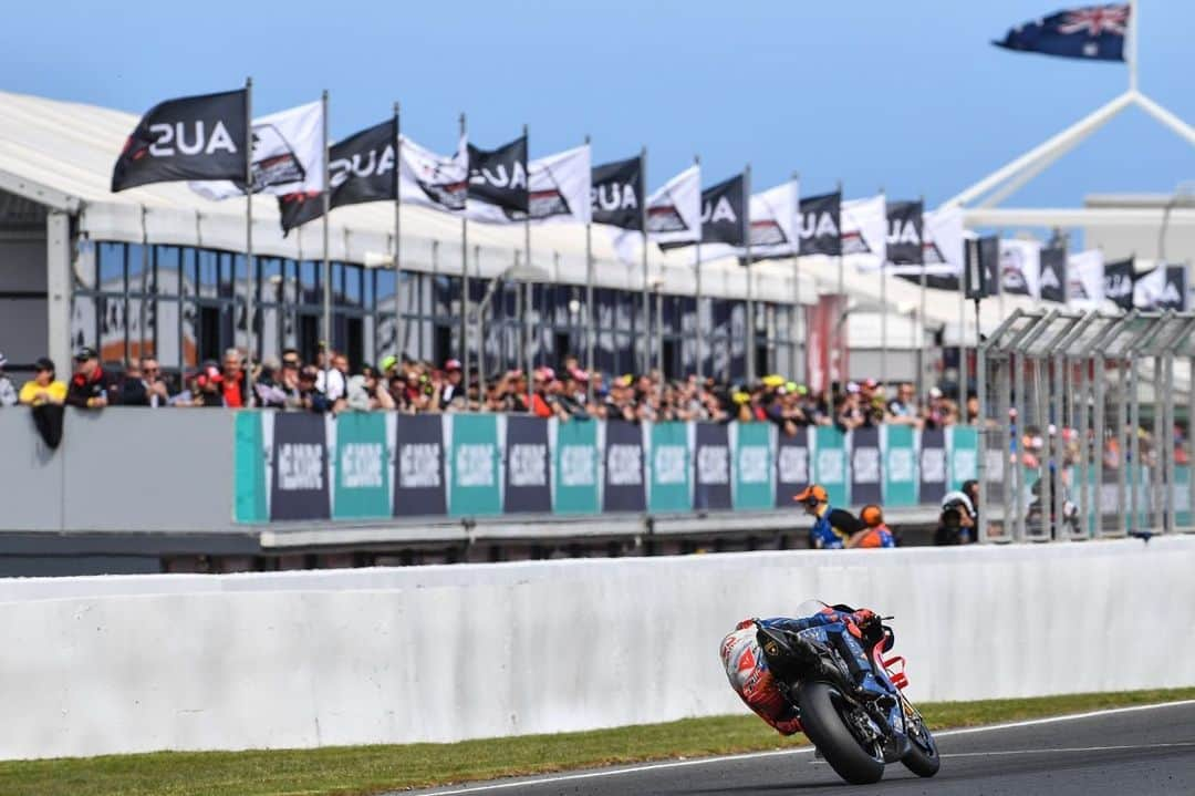 MotoGPさんのインスタグラム写真 - (MotoGPInstagram)「Cheering on the local hero @jackmilleraus from the #VIPVillage terrace 🤩 // #AustralianGP 🇦🇺 #VIP #ThePlaceToBe #VIPExperience #BestViews #PaddockLife #VIPPass #MotoGPVIPVillage」10月25日 17時11分 - motogp