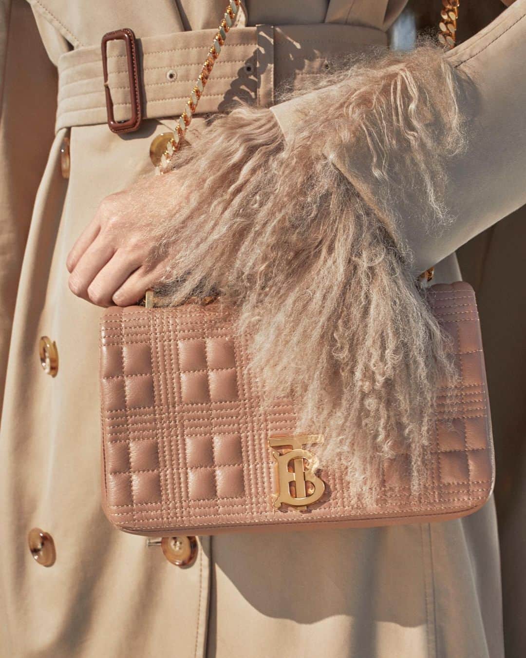 Burberryさんのインスタグラム写真 - (BurberryInstagram)「Shades of #BurberryBeige . A myriad of elegant textures born on the #Burberry runway – from the quilted #LolaBag, set with a Monogram motif, to the shearling trim of our contemporary #BurberryTrench . #BurberryGeneration」10月25日 17時14分 - burberry