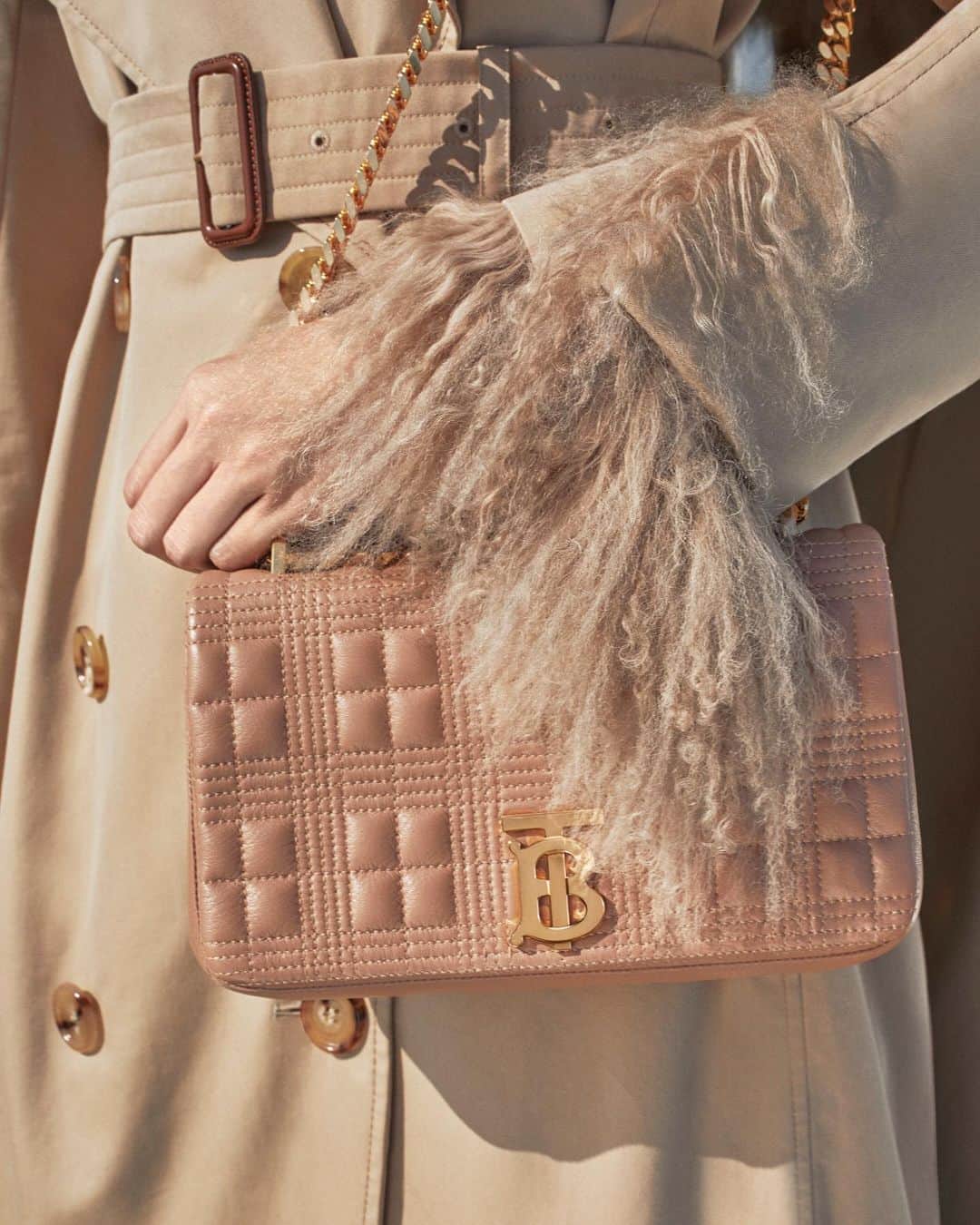 のインスタグラム：「Shades of #BurberryBeige . A myriad of elegant textures born on the #Burberry runway – from the quilted #LolaBag, set with a Monogram motif, to the shearling trim of our contemporary #BurberryTrench . #BurberryGeneration」