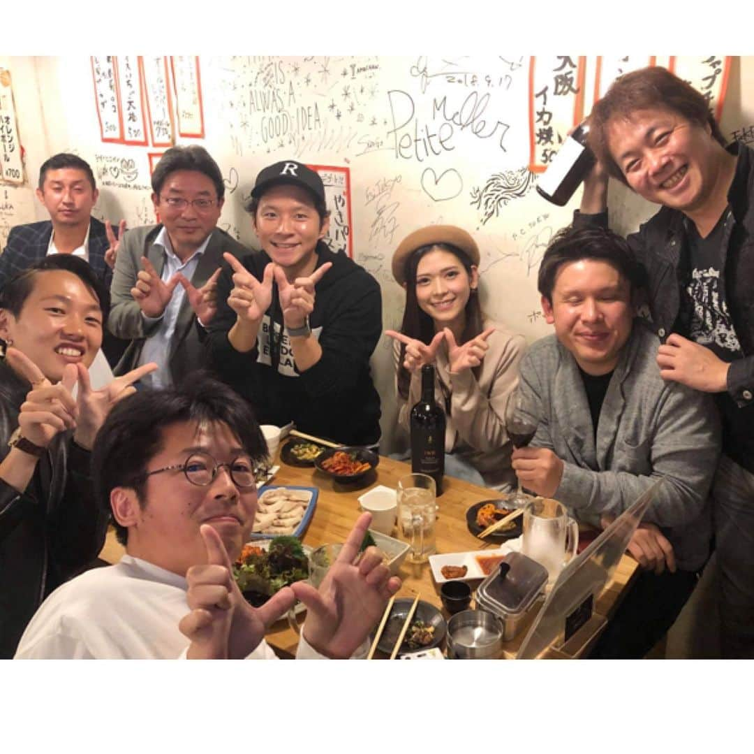 大見さなえさんのインスタグラム写真 - (大見さなえInstagram)「渡部サロンのオフ会☺️🍻💓﻿ 『お好み たまちゃん 青山店』﻿ ﻿ 同じファン＆美味しいもの好きが集まると共感が多い😂🌸﻿ 今回もグルメ話しで盛り上がってた(*´꒳`*)﻿ ﻿ ちゃっかり佐々木希さんプロデュースの﻿ ジャケットと帽子も着て参戦😎💓﻿ ﻿ お料理は渡部さんのグルメ本にも載っててイチオシの﻿ "鉄板ホルモン焼き"﻿ カリップリのホルモンに、ふわとろのたまご🍳！﻿ そこに濃い甘めのタレが絡んで、お酒が進む🤤🍺﻿ 美味しく楽しい時間やった🐥💓﻿ ﻿ #渡部サロン #オフ会 #お好みたまちゃん﻿ #お好みたまちゃん青山店 #青山グルメ﻿ #渡部建 さん #東京グルメ #めぐログ_青山﻿ #佐々木希さんプロデュース #intimité #pixelで撮影﻿ #鉄板ホルモン #お好み焼き #グルメ」10月25日 17時15分 - tabe_megumi