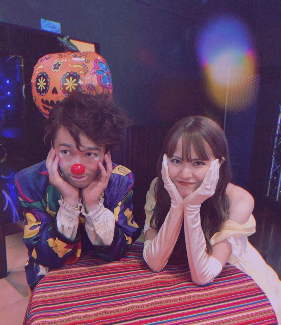 MiracleVellMagicさんのインスタグラム写真 - (MiracleVellMagicInstagram)「Oh dear! This mysterious clown made my party so much crazier and happier! 🤡 パーティーに突然現れた、 謎のピエロさん。 悪モードになっちゃう毒を飲まされたり、クイズに勝手に参加しちゃったり大変だったけど、 似顔絵と手紙をプレゼントしてくれたよ。😳🎁」10月25日 17時17分 - miraclevellmagic