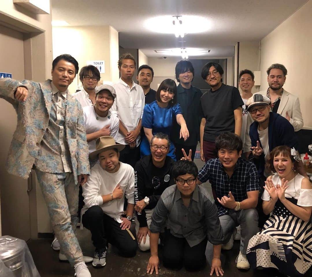 JAY'EDさんのインスタグラム写真 - (JAY'EDInstagram)「先日、日比谷野外大音楽堂で『さかいゆう10th Anniversary Special Live“SAKAIのJYU”』 @sakai_yu0920  さかいゆうさんの10周年記念ライブに参加させていただきました‼️ 凄く豪華なゲストの中、僕も参加させてもらいました  というのも…  さかいゆうさんには以前、僕の曲Here I Standの制作に関わって貰ってたのですが、 今回一緒に初めて披露させて頂きました‼️ 僕は緊張感たっぷりでしたがww 同じステージに上がって作って頂いた曲を 披露できて最高でしたー‼️ さかいゆうさんの生''君と僕の挽歌''はやっぱり心に深く刺さるというか 余韻が残る…^_^  改めて さかいゆうさん10周年おめでとうございます‼️ #sakaiyu #10thanniversary  #yaon #hereistand」10月25日 17時20分 - jayed_official