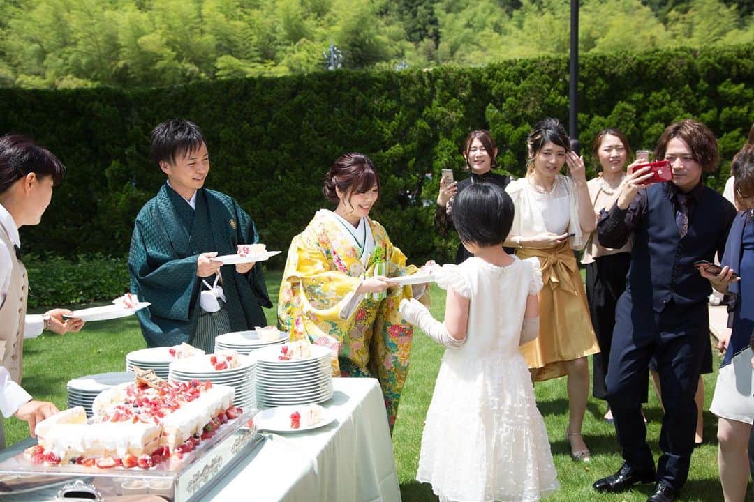 富山結婚式 ヴィラグランディス富山さんのインスタグラム写真 - (富山結婚式 ヴィラグランディス富山Instagram)「， ， 結婚式での演出で大人気の デザートビュッフェ🍰💕 ， 最近では貸切プライベートガーデンを使い太陽の明るさと自然の緑をいかした雰囲気で行うのもとっても人気です♪ ， ビュッフェのお皿にウェディングケーキをのせて新郎新婦様からお渡しするとゲストの皆さんとも触れ合える時間もきっと増えますね✨ ， ， ， 気になる方はプロフィールから 公式HPをご覧ください▶︎▶︎▶︎」10月25日 17時27分 - villagrandis_toyama