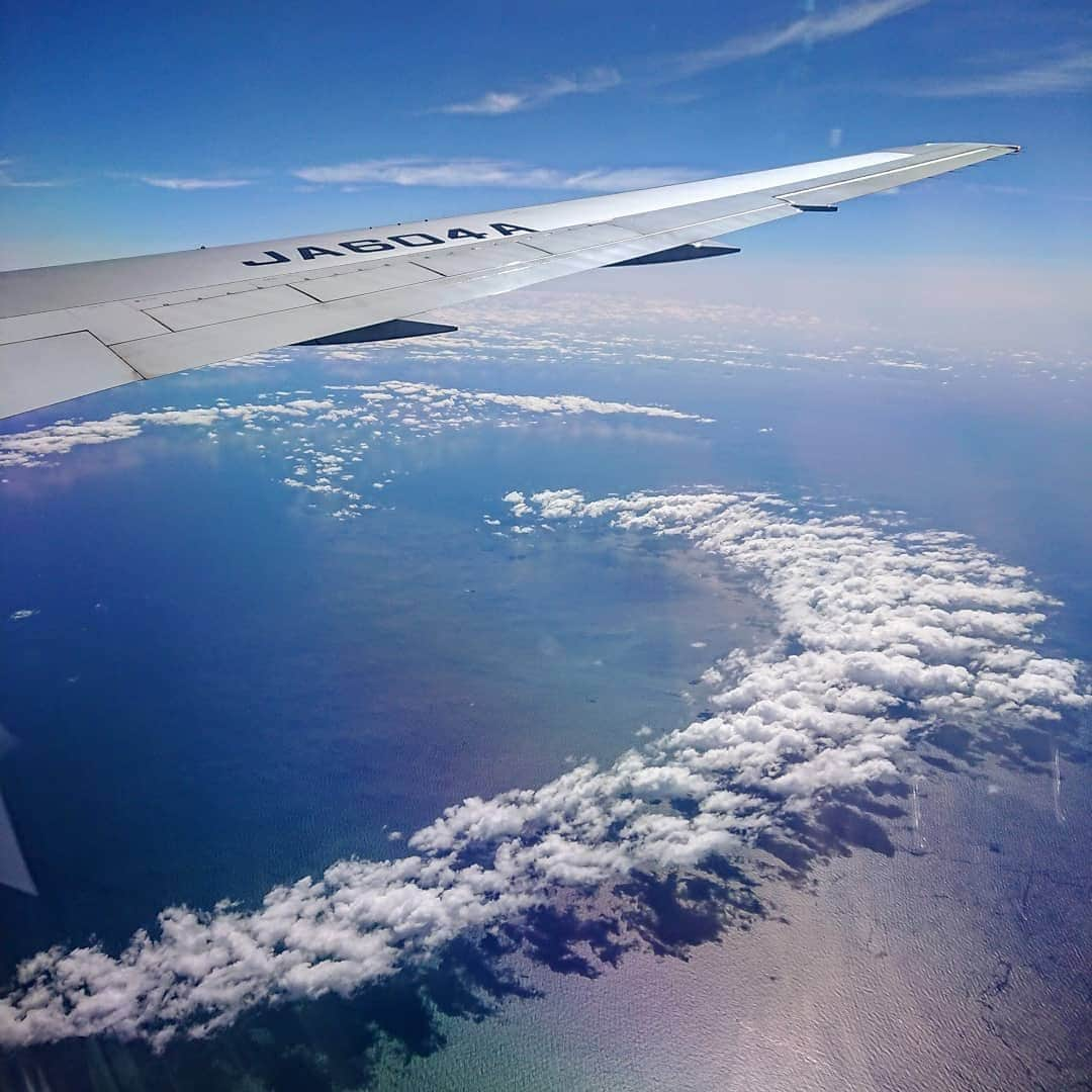 ANAさんのインスタグラム写真 - (ANAInstagram)「🌙をかたどる綿雲 （Photo：@makotowanwan）  #秋の空 #綿雲 #三日月型 #雲の形 #珍しい形 #b767 #青 #雲 #海 #飛行機 #旅 #空旅 #空の上 #空が好き #旅行好き #旅の途中 #雲の上の景色 #飛行機からの景色 #機窓 #ソラマニ_マドカラ #clouds #sky #sea #blue #travel #japantrip #ana_jp  機窓からの風景は「#ソラマニ_マドカラ」を付けて投稿してね✈インスタやANAの各メディアでご紹介していきます💙」10月25日 17時28分 - ana.japan