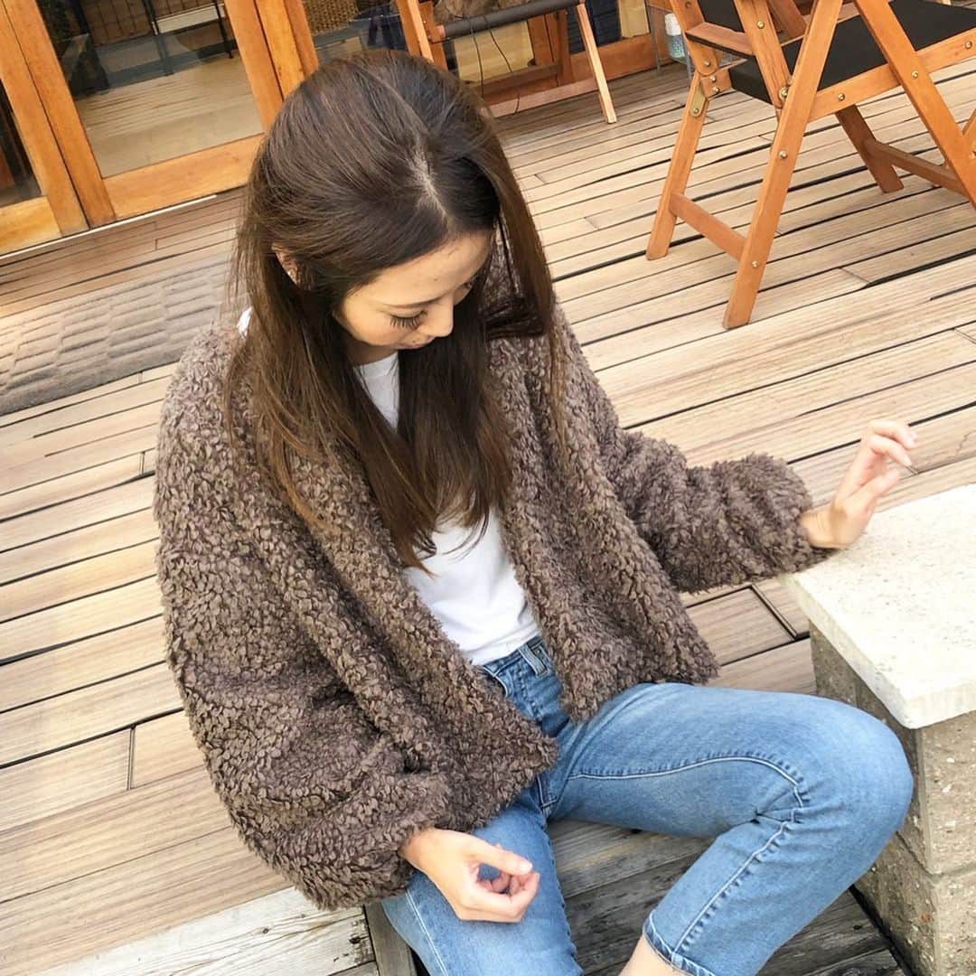 のインスタグラム：「2019.10,25. . @fifth_store  の#ボアジャケットコート 大好きな#モカ すっかり寒くなった朝晩は 羽織りでヌクヌク#秋コーデ . #秋アウター#fifth#fifthtl #フィフス#高身長#高身長コーデ #ママコーデ #アラフォー#アラフォーコーデ #アラフォーママ #プチプラ#プチプラコーデ #ファッション通販 #プチプラ通販 #カジュアル#大人カジュアル #アウター」