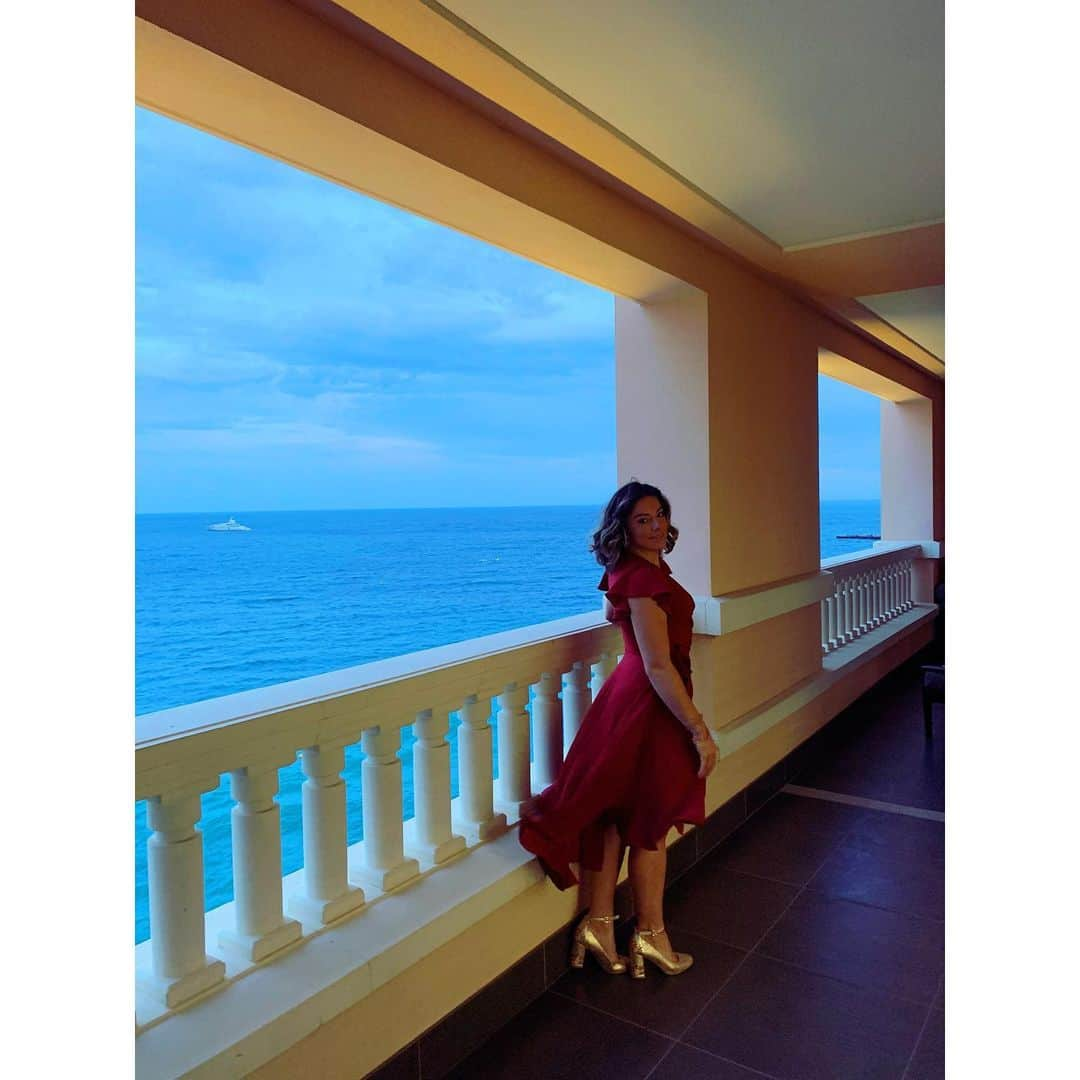 ユナ・デュフネのインスタグラム：「Red dress by @ikoneparis ❤️ Merci de m’avoir rendu aussi jolie que cette vue de ma chambre au @montecarlobay 🎁 . . . #view #dress #story #montecarlobay #hotel #sea #sun #monaco #sportelawards #pictures #flou #red」