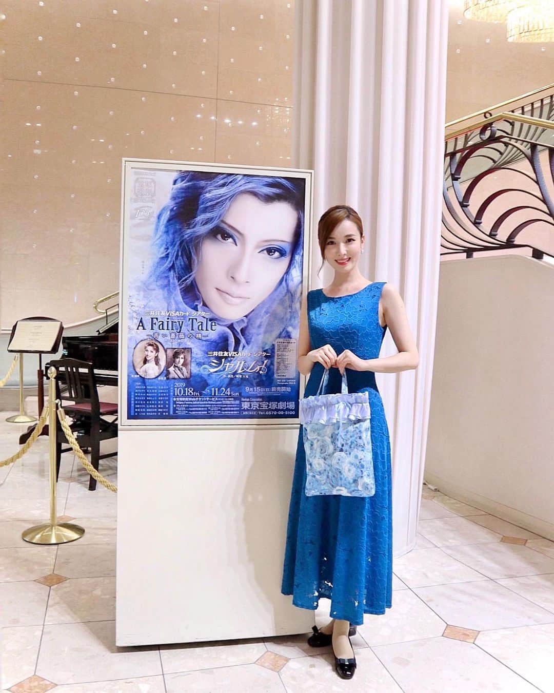 のインスタグラム：「花組公演『A Fairy Tale －青い薔薇の精－』﻿ レヴューロマン『シャルム！』﻿ ﻿ トップ男役スター明日海りおさんの退団公演🧚‍♂️﻿ ﻿ 自分で想像していた以上に・・・﻿ 寂しくて寂しくて・・😭﻿ ﻿ 舞台で輝かれる明日海さんと花組の皆さんが﻿ とても眩しくて涙がいっぱい出ました﻿ ﻿ 宝塚を好きになって丸3年経ち、﻿ 私にとっては立ったの3年ですが﻿ この世界に出会えたことは私の人生を広げて﻿ 豊かにしてくれました。﻿ ﻿ 元気がない時に、明日海さんの歌を聴いて﻿ パワーを沢山もらいました。﻿ 今はまだ正直・・寂しくて仕方ありません😭﻿ ﻿ そして一緒にご退団される芽吹幸奈さん﻿ 白姫 あかりさん﻿ 乙羽 映見さん﻿ 城妃 美伶さん﻿ ﻿ 本当に沢山の笑顔と感動を﻿ ありがとうございました😢💕﻿ 皆さんのことが大好きです！！﻿ ﻿ バッグは #アトリエキューピッド　さん @seriyo3939 💙 この公演に合わせて作って頂きました妖精🧝‍♂️🧚‍♂️🦋 青い薔薇とオーロラフリルが、世界観にぴっったり‼︎﻿ 宝物です♫﻿ . ☑︎dress @montresorsaki #montresor ﻿ #宝塚 #花組 #花組公演 #afairlytail #青い薔薇の精 #シャルム #東京宝塚劇場 #takarazuka #明日海りお　さん #ご卒業 #ご退団 #退団公演 #musical #stage」