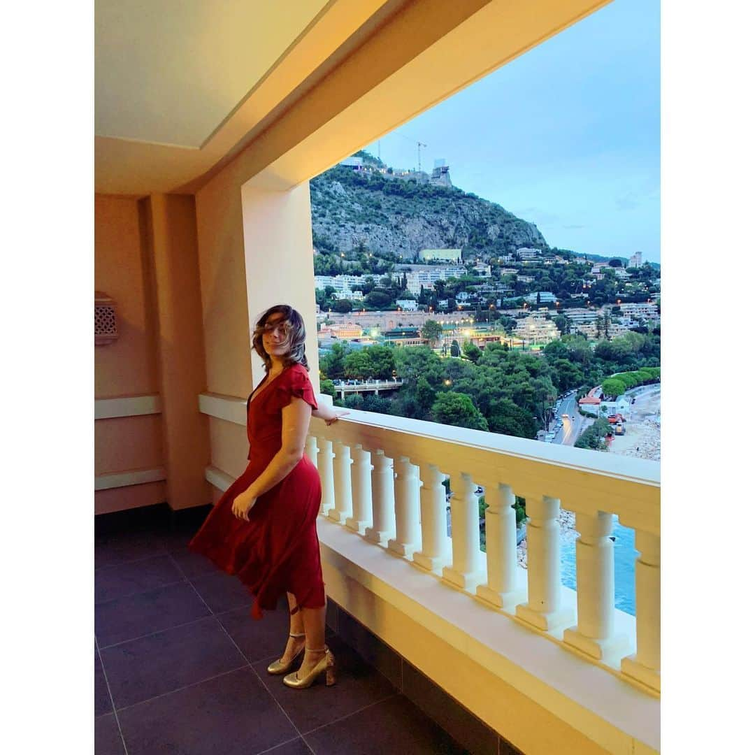 ユナ・デュフネさんのインスタグラム写真 - (ユナ・デュフネInstagram)「Red dress by @ikoneparis ❤️ Merci de m’avoir rendu aussi jolie que cette vue de ma chambre au @montecarlobay 🎁 . . . #view #dress #story #montecarlobay #hotel #sea #sun #monaco #sportelawards #pictures #flou #red」10月25日 17時40分 - youna_d