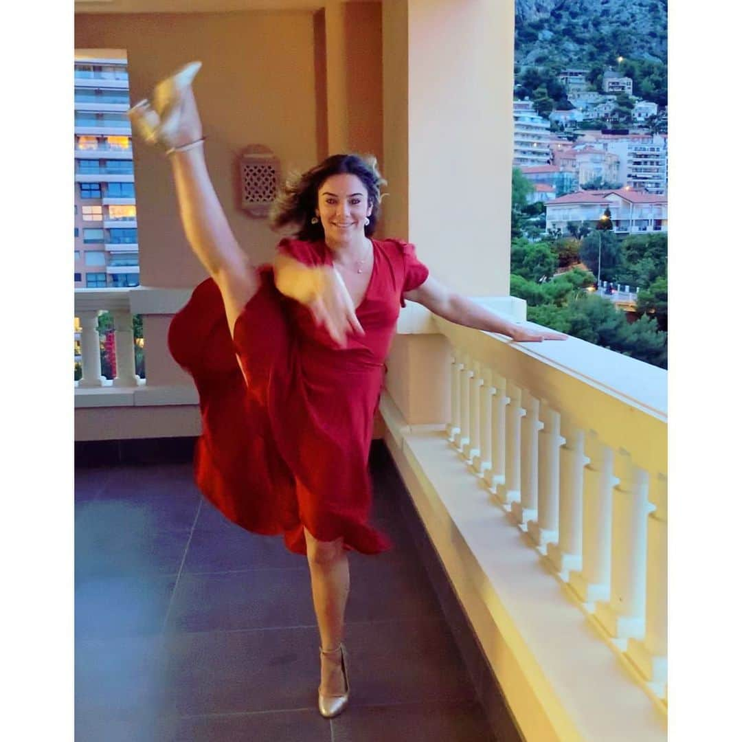 ユナ・デュフネさんのインスタグラム写真 - (ユナ・デュフネInstagram)「Red dress by @ikoneparis ❤️ Merci de m’avoir rendu aussi jolie que cette vue de ma chambre au @montecarlobay 🎁 . . . #view #dress #story #montecarlobay #hotel #sea #sun #monaco #sportelawards #pictures #flou #red」10月25日 17時40分 - youna_d