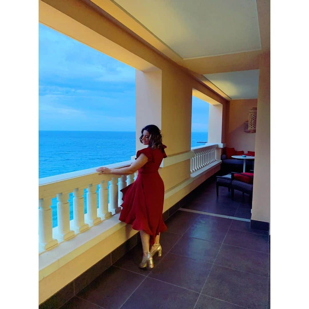 ユナ・デュフネさんのインスタグラム写真 - (ユナ・デュフネInstagram)「Red dress by @ikoneparis ❤️ Merci de m’avoir rendu aussi jolie que cette vue de ma chambre au @montecarlobay 🎁 . . . #view #dress #story #montecarlobay #hotel #sea #sun #monaco #sportelawards #pictures #flou #red」10月25日 17時40分 - youna_d