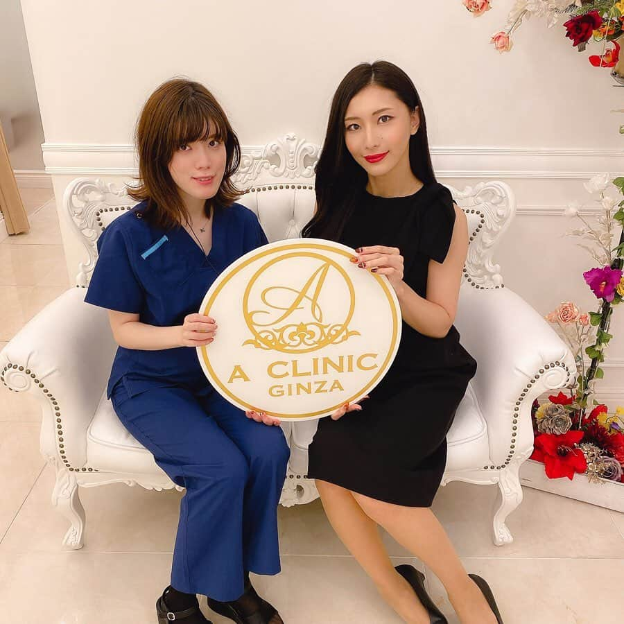 青山千夏さんのインスタグラム写真 - (青山千夏Instagram)「先日はAクリニック @a_clinic_ginza にてAスレッドリフトをやっていただきました🥰❤️ 本当に顔がシュッとして小顔になったよ〜！ 3枚目の左がbeforeで右がafterです👌✨ 友達とか会社の人にも顔が小さくなったって褒められた🥺❤️ Aスレッドで使われてる糸は美肌効果もあるらしいので、その効果にも期待🙏 クリニックの内装もお姫様みたいで素敵だった😘💓 . . . . .  #aスレッド #小顔aスレッド #aclinic #aclinic銀座 #aクリニック #エークリニック #美容 #小顔 #美肌 #リフトアップ #美容外科 #美容皮膚科 #美容クリニック #山﨑香名」10月25日 17時42分 - chinatsu_aoyama0819