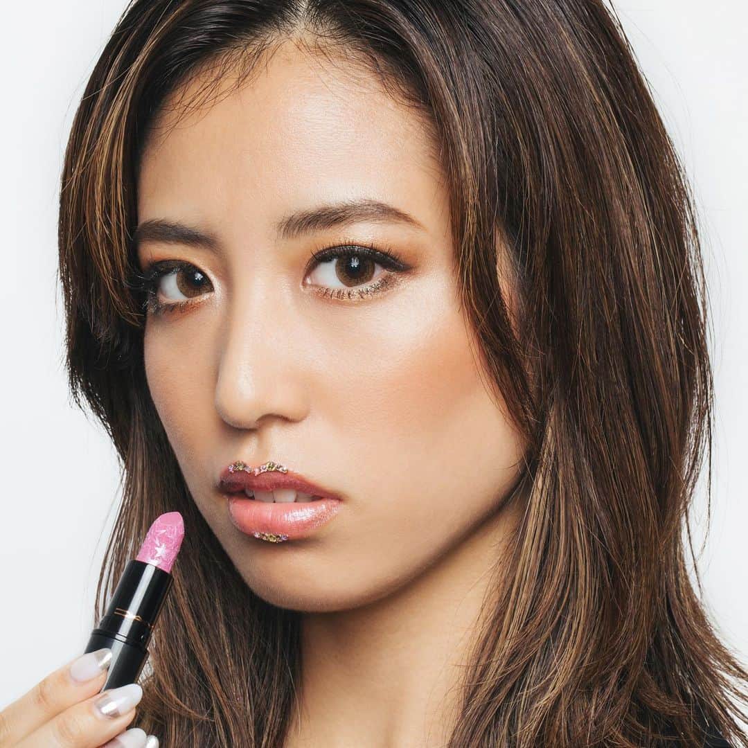 M∙A∙C Cosmetics Japanのインスタグラム：「ㅤ 【本日ホリデーコレクション全国発売】 #macクリスマスコフレ2019 を使ってホリデーメイク❄️メタリックなブルーグリーンのスモーキーアイには、明るい青みピンクのリップを合わせるのが好バランス✨ ㅤ ㅤ ↓↓使用製品↓↓ [キス オブ スターズ リップスティック]キス オブ スターズ [スター スタッズ アドーンメント]シルバー スパークス [スペルバインダー シャドウ]スウィング オン ア スター [オパールセント フェイス パウダー]ライジング スター ㅤ ㅤ MAKEUP & MODEL: M·A·C ARTIST MIHARU NAKAJIMA @mac_tckw PHOTO: @takaki_iwata ㅤ #MACHoliday ㅤ ㅤ ㅤ ㅤ ㅤ #MACCosmeticsJapan #MACコスメ #MACCosmetics #コスメ #メイク #ホリデー #コフレ #クリスマスコフレ #クリスマスコフレ2019 #ホリデーシーズン #クリスマスプレゼント #ピンクリップ #ラメ #リップ #ホリデーコフレ #ラメ #makeup #lipsticks #cosmetics #holiday #holidaymakeup #holidaycollection #holidays #holiday2019」
