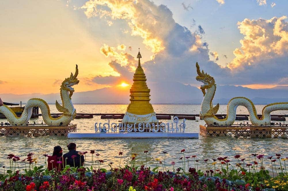 タイ国政府観光庁さんのインスタグラム写真 - (タイ国政府観光庁Instagram)「⠀ ＼✨今週も1週間お疲れ様でした✨／⠀ ⠀ タイ北部・パヤオ県の湖「クワン・パヤオ」の写真をお届け🖼️⠀ ⠀ 「クワン・パヤオ」はタイ北部最大の淡水湖。パヤオ県の美しい自然を望む市民の憩いの場所です🌷⠀ ⠀ 皆さま、よい週末を☺️⠀ ⠀ #お疲れ様でした #タイ #パヤオ県 #クワンパヤオ #淡水湖 #こんなタイ知らなかった #タイを知りつくす #タイ旅行 #微笑みの国 #タイランド #絶景 #ファインダー越しの私の世界 #写真好きな人と繋がりたい #ダレカニミセタイソラ #旅好きな人と繋がりたい #旅行好きな人と繋がりたい #海外旅行 #thailand #amazingthailand #phayao  #thailandtravel #thailandtrip #thai #thaistagram #lovethailand #thaistagram #lovethailand」10月25日 18時00分 - amazingthailandjp