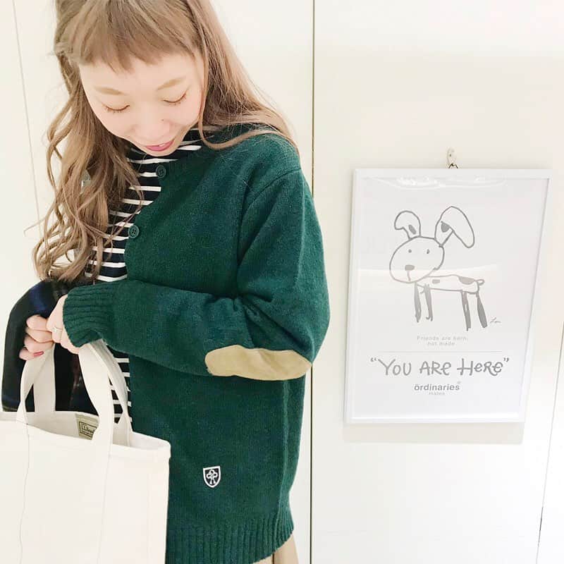 のインスタグラム：「毎年大人気のALL ORDINARIESの肘当てニットのカーディガンが今年も入荷しました🙌✨﻿ 早速スタッフ着用してもらいました🤗💚﻿ シンプルなデザインで柄物のトップスやボトムスとも合わせやすく、裾のワッペンがポイントで可愛いですよ✨﻿ ﻿ なんと！今年はウール100%で﻿ 触り心地&着心地が最高です😍❤️﻿ ぜひ、店頭とZOZOTOWNで﻿ チェックしてみてくださいね🤗﻿ ﻿ 【肘あて付カーディガン】¥10,000+税﻿ ﻿ 取扱店舗→池袋、立川、横浜、柏、名古屋、札幌、ZOZOTOWN﻿ ※ZOZOTOWNは予約販売中のため、お渡しは11月上旬頃となりますのでご了承下さい。﻿ ﻿ #allordinaries #オールオーディナリーズ #池袋パルコ #札幌ステラプレイス #マークイズみなとみらい #ルミネ立川 #柏高島屋ステーションモール #タカシマヤゲートタワーモール#zozotown #肘当て #ニット #エルボーパッチ #セーター #秋コーデ #カーディガン #カーデ #はおりもの #ワッペン」
