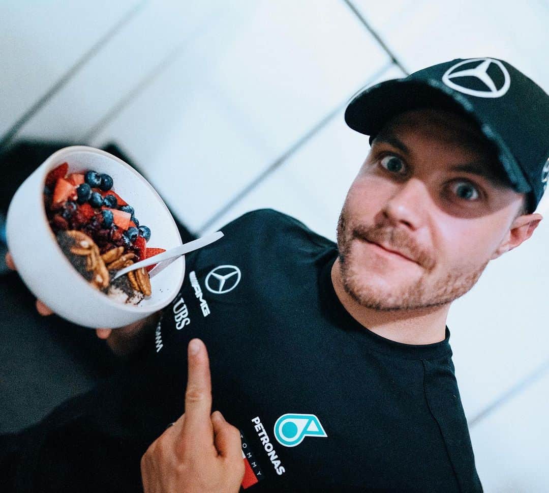 MERCEDES AMG PETRONASさんのインスタグラム写真 - (MERCEDES AMG PETRONASInstagram)「Valtteri Bottas: Powered by Porridge®️ 🥣😉 What did you start your day with today #BestFans? 🍽 • #MercedesAMGF1 #Mercedes #F1 #ValtteriBottas #VB77 #porridge #breakfast #PETRONASmotorsports」10月25日 17時59分 - mercedesamgf1