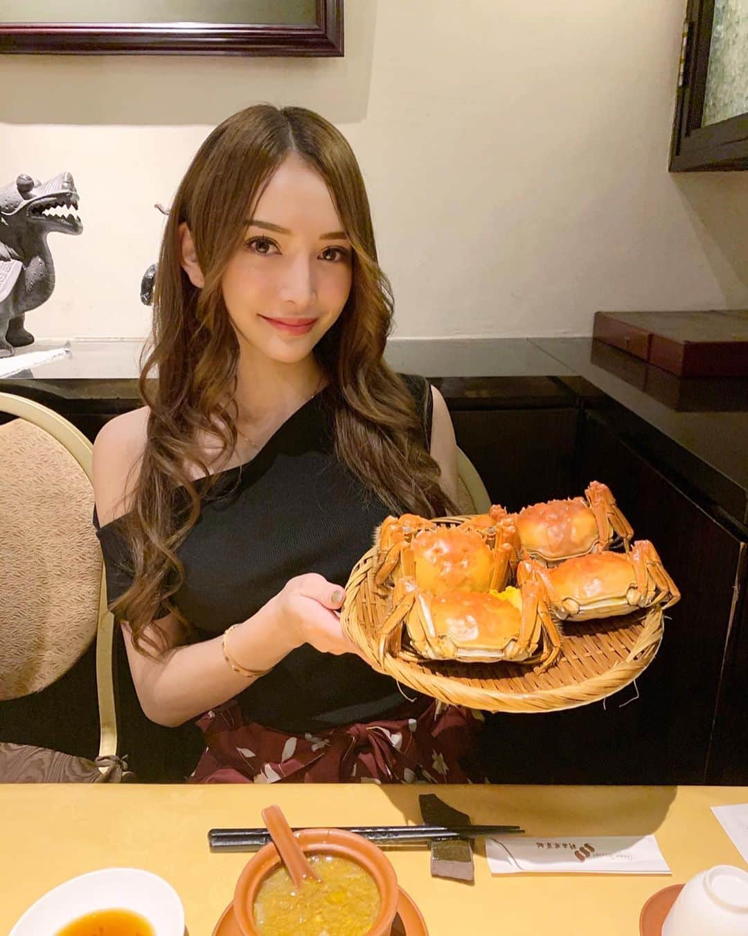 伊東亜梨沙さんのインスタグラム写真 - (伊東亜梨沙Instagram)「今年初上海蟹食べてきたよ〜🦀 今年もシーズン終わるまでに食べまくるぞっ😤 . ➡︎swipe2枚目の蟹さんが蒸されてとっても可愛いお色味に...🤤🤤（なったのが1枚目です。笑） 目の前で全部やってくれるところはあんまり無いから良かった‼️ 美味しかったな〜💗💗 . . topsは @selectshop_mariya の💋 sexyじゃなーい？💋 . . #上海蟹 #🦀 #新世界菜館 #中華 #chinesefood #chinese #dinner #神保町グルメ #ありログ #foodie #tokyogouroumet #東京グルメ」10月25日 18時08分 - arisa__917m