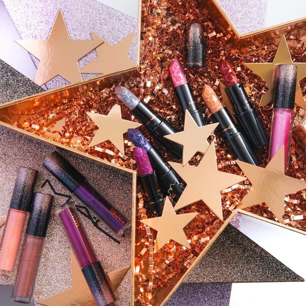 M∙A∙C Cosmetics Japanのインスタグラム：「ㅤ 【本日ホリデーコレクション全国発売】 ホリデーシーズンは、華やかなリップメイクにトライ！星の刻印をあしらったパーリーなリップは多彩な6色展開✨ガラスのように輝くリップグロスからは、限定カラーが5色登場します💄 ㅤ ㅤ #MACHoliday #MACクリスマスコフレ2019 ㅤ DESIGN: M·A·C ARTIST RINO KASAI @rino416⠀@macprotokyo PHOTO: @takaki_iwata ㅤ ㅤ ㅤ ㅤ ㅤ #MACCosmeticsJapan #MACコスメ #MACCosmetics #コスメ #メイク #ホリデー #コフレ #クリスマスコフレ #クリスマスコフレ2019 #ホリデーシーズン #クリスマスプレゼント #リップ #ラメメイク #グロス #ホリデーコフレ #コスメ購入品 #makeup #cosme #cosmetics #holiday #holidaymakeup #holidaycollection #holidays #holiday2019」