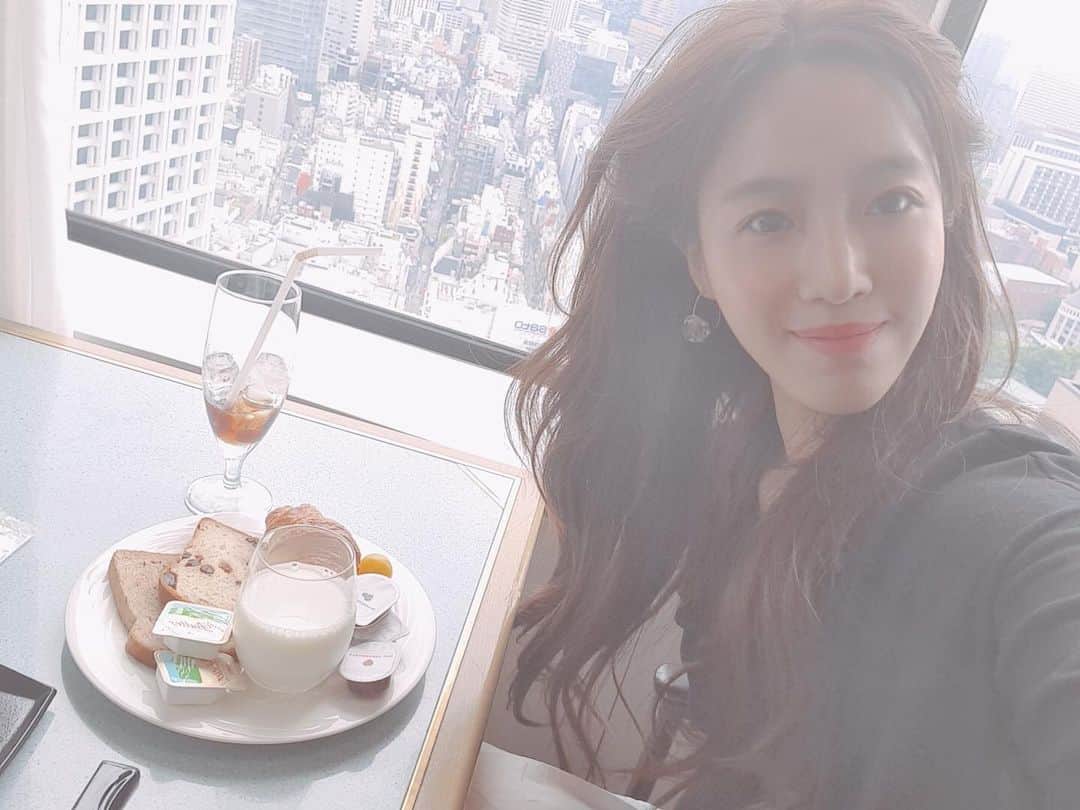 のインスタグラム：「⠀ いよいよ来週に開催を控えた、「EUN JUNG HALLOWEEN EVENT 2019 ― HORROR NIGHT PARTY ―」を記念し、会場にてガチャガチャ抽選会が決定しました！ ⠀ 景品の中には、公演終了後ウンジョン本人との2ショットチェキが撮れる特典会引換券など、素敵な景品が盛りだくさんです！ ⠀ この機会にぜひお立ち寄りください！ ⠀ ⠀ ⠀ 【ゲーム内容】 ⠀ ・ガチャガチャ（現金のみ使用可能　500円/1回） ⠀ ガチャガチャのカプセルの中に賞の書かれた景品引換券が入っておりますので、景品引換券をガチャガチャ景品交換ブースまでお持ちいただき、景品とお引き換えください。 ⠀ ⠀ ⠀ 【景品】 ⠀ ・2ショットチェキ会参加券 ⠀ ・サイン入りCD ⠀ ・サイン入り色紙 ⠀ ・過去グッズのプレゼント（過去グッズの詳細は当日までのお楽しみです！） ⠀ ※景品内容については、急遽変更・追加する場合がございます。 ⠀ ⠀ ⠀ 【日程・会場】 ⠀ [日程] 10月29日（火） ⠀ [会場] 東京キネマ倶楽部 ⠀ [時間] 16:00～（予定） ⠀ ※タイムスケジュールは変更となる可能性がございます。 ⠀ ※終了時間前でも状況によっては受付終了になる場合がございます。 ⠀ ⠀ ⠀ 【注意事項】 ⠀ ※ガチャガチャはお1人様1度に3回までご利用いただけます。 ⠀ ※景品の数には限りがございますので、無くなり次第終了となります。 ⠀ ※景品内容はイベント当日会場にて変更になる場合がございます。 ⠀ ※景品引き換えは当日のみ可能となります。翌日以降の場合はいかなる場合も対応ができかねますのでご了承ください。 ⠀ ※景品は景品交換ブースにてお受け取り下さい。 ⠀ ※「2ショットチェキ会」ご当選の場合は、引換券で対応させていただきます。なくされた場合、再発行の対応は一切行いません。お客様ご自身での保管をよろしくお願い致します。 ⠀ ※「2ショットチェキ会」引換券の転売行為などが発見された場合は、「2ショットチェキ会」引換券を無効とし、即退場していただく場合がございます。ご当選されたご本人のみ有効となりますので、予めご了承ください。 ⠀ ※「2ショットチェキ会」は公演後に行います。詳細は当日掲示する案内にてご確認いただき、公演終了後に係員の指示に従い、指定の場所にてお待ちいただきますようご協力よろしくお願い致します。 ⠀ ※「2ショットチェキ会」参加券をお持ちの場合でも集合時刻までにお越しいただけなかった場合は、ご参加いただけなくなります。当日掲示する案内にて集合時刻を必ずご確認ください。 ⠀ ※「2ショットチェキ会」以外のご当選の場合も引換券で対応させていただく場合がございます。当日の案内に従いご対応いただきますよう、ご協力よろしくお願い致します。 ⠀ ※混雑状況によっては予告なしで終了となる場合もございます。予めご了承ください。 ⠀ ※会場に両替機の設置はございません。前もって小銭のご準備をよろしくお願い致します。」