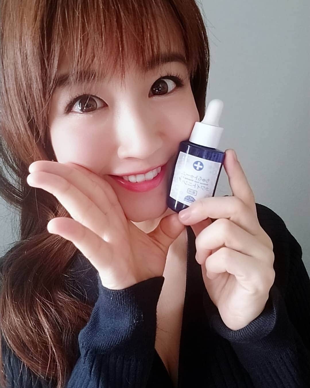のインスタグラム：「ホワイトニングしてますか？とよく聞かれるのですが私はずーーっと家でちゅらトゥースホワイトニングを使ってます❗﻿ 歯医者で働いていたので歯が汚いのは嫌なのです😭﻿ 病院のホワイトニングはやっぱり高額だし、私は結局また色戻りしてしまうんです。﻿ ちゅらトゥースホワイトニングだと毎日使えるし、歯磨き粉の代わりに使うだけだから楽(笑)😂﻿ 本当におすすめなので一度使ってみてください❤️﻿ タイムラインにリンク貼ってあります🎵﻿ ﻿ ﻿ #ホワイトニング#ちゅらトゥースホワイトニング#ホワイトニング#綺麗な歯」