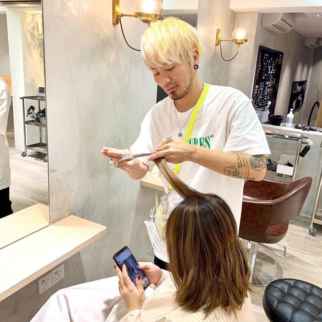 のインスタグラム：「We interviewed Mr.Sio from "SPIQ HAIR BASE", a well-known salon in Singapore, for his review of "milbon" products. ▼Impression and comments on "milbon" "milbon" is a versatile brand. I also like the simple packaging design. The texture of "milbon REPAIR" series is my favorite; I am really impressed with the series' shampoo and leave-in cream. I used products of Milbon Co., Ltd. for 2 years in Singapore, and about 6 years in Japan, which means I have enjoyed their products for approximately 8 years. When I started my career in Singapore, I had wanted to use Milbon Co., Ltd.'s products but they were not launched in Singapore yet at the time, so when I knew about their expansion to Singapore's market, I was very glad that I could use their products from then on. ・ ▼Reaction and satisfaction rate from customers who have used the products There are many customers who enjoy the fragrance of "milbon REPAIR" leave-in cream. "milbon REPAIR" shampoo and "milbon MOISTURE" shampoo are also well-received. Customers very often tell me how they like the soft texture of their post-wash hair. In addition, No.7 Wax is extremely popular among male customers. ・ ▼Commitment as a hair stylist "The hairdresser is the supporting role, the leading role is the customer." Control one's ego and not recommending styles to customers; always try to understand customers' ideal and how they want their hair to be; feel it, discuss with the customer, and finally, do one's best to reproduce that ideal in real life. ・ Mr. Sio, who values customers' ideals more than anything. With such personality and techniques, he has become a hair designer that is loved by many people. ・ "SPIQ HAIR BASE" Singapore Location：261 Beach Road, Singapore 199541 Appointment by Call or WhatsApp +65 9862 5659 Business Hours：10am to 9pm Sunday & Public Holiday：10am to 7pm Closed on Every Tuesday ＝＝＝＝＝＝＝＝＝＝ Milbon official account. We provide worldwide stylist-trusted hair products. On this account, we share how hairstylists around the world use Milbon products. Check out their amazing techniques! ＝＝＝＝＝＝＝＝＝＝ #milbon #globalmilbon #milbonproducts #hairdesign #haircut #haircare #hairstyle #hairarrange #haircolor #hairproduct」