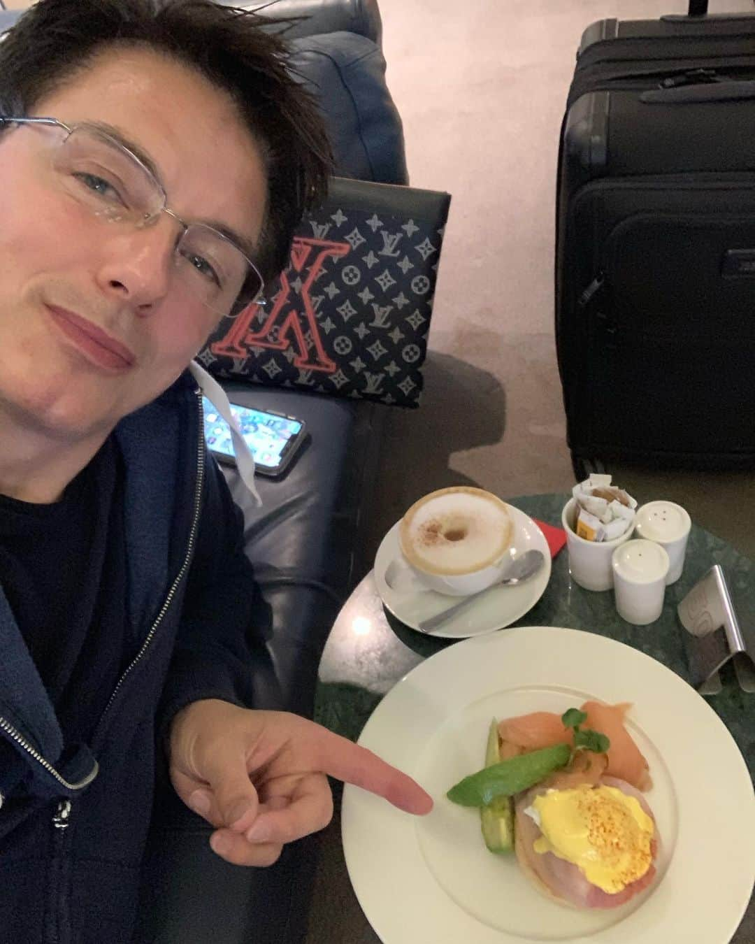 ジョン・バロウマンさんのインスタグラム写真 - (ジョン・バロウマンInstagram)「Enjoying the #virginatlanticclubhouse at the moment having breakfast. #eggsbenedict with #salmon and #avacado Waiting for my @virginatlantic flight, it’s never too early for #champagne right? Jb #fabulous」10月25日 18時13分 - johnscotbarrowman