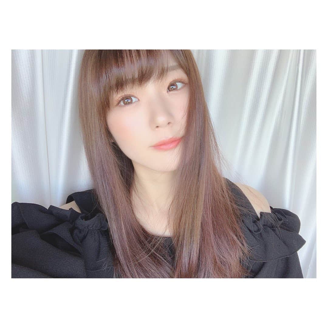 のインスタグラム：「セルフメイク〜！！ 秋がもうすぐ終わりそうな予感なので、終わる前に！と思ってオレンジ色の秋メイクしてみた！  そして、人生ではじめてカラコンというものをつけてみたよ😳！ カラコンって怖くなるイメージだったけど、ここ(@glam_karakon )のはナチュラルでかなり自然！！クチュールのムーンライトベージュって色！ もともと私は黒目が大きいからなのか、不自然に黒目が大きく見えることもなく、ただ色素薄くなったみたいになって、とても満足してる🥺 挑戦してみて良かった！ これからもいろんな事に挑戦していきたい🙋‍♀️✨ んじゃ、夜も楽しもうね！ p.s. 秋メイクで使ったメイク道具も今度紹介しようかな🤔 まこっちゃんにもらった誕プレも使ったのだよ！  #長谷川かすみ #はじめてのカラコン #デビューしました #秋メイク  #GLAMLENS #GLAM #グラムレンズ #カラコン #グラムカラコン #グラム #通販限定」