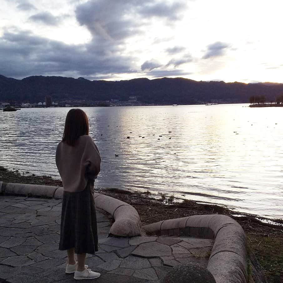 畑山亜梨紗のインスタグラム：「はじめての諏訪湖。 腰がかゆい私。🛳」