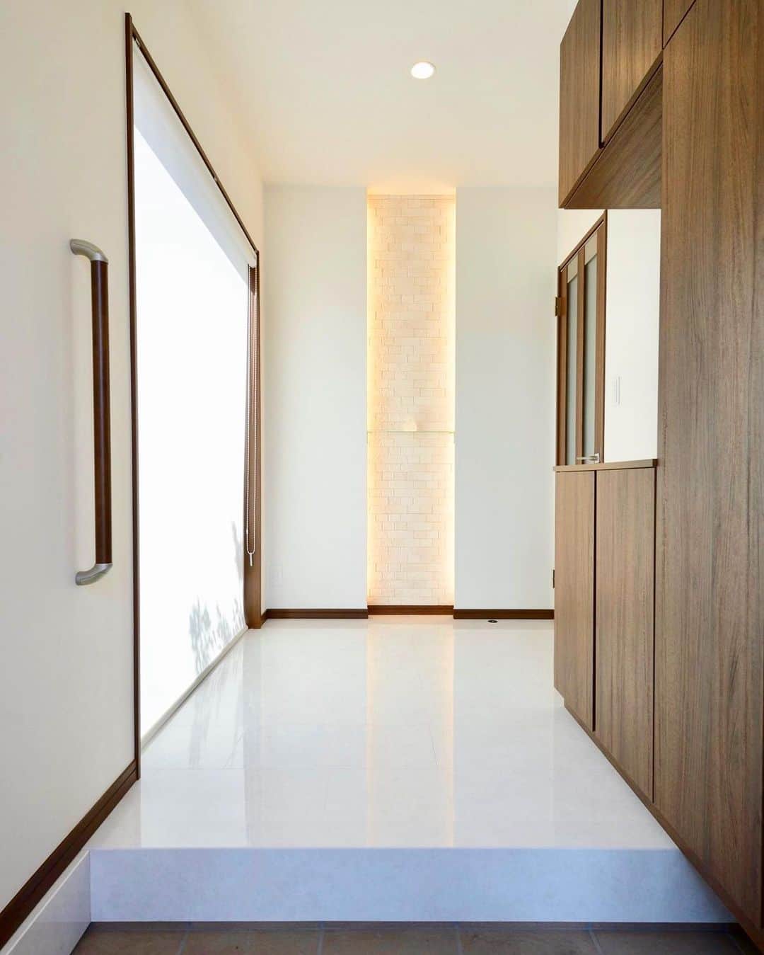 タマホーム株式会社さんのインスタグラム写真 - (タマホーム株式会社Instagram)「-施工事例-お客さまのおうち  真っ白のフロアタイルが清潔感ある玄関。 正面のエコカラットの壁には間接照明で、美しい空間を演出。 ⠀  #施工事例#20代の家#玄関#玄関ホール#エコカラット#間接照明#シューズボックス#玄関収納#マイホーム#家づくり#家 #住宅デザイン#夢のマイホーム #タマホーム #house#homedecor」10月25日 18時26分 - tamahome_official