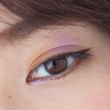 美的 Biteki's official Instagram! さんのインスタグラム写真 - (美的 Biteki's official Instagram! Instagram)「＼まるで、元々美人／ 【目の形×トレンドカラーでかなえる美人印象Eye～狭二重×ルミナスラベンダー編～】 ・ 今季のアイシャドウは色も質感も個性豊かで華やか！ベースにもアクセントにも的なものも多いです。だからこそ、いざ塗ろうとすると迷いがち…。 でも実は、目の形に合った選び方・入れ方さえマスターすれば、どれを使っても今どき目力はかなうんです！ ・ 今回は、「目尻にかけて二重幅が広くなる末広形」な“狭二重さん”におすすめしたい、ラベンダー×メリハリ配色で、3Dな奥行き感を演出してくれるアイメイクをご紹介します！ ・ アンニュイな透明感をまとったルミナスラベンダーは、今季トレンドの筆頭。まばゆい輝きを放ちながらも、そのクールな佇いが大人の差し色にぴったりです。これを陰影メイクに応用するならば、スモーキーなマットシャドウとのコンビネーションがおすすめ。光と影のコントラストが最高潮に高まり、疑似立体骨格が完成。狭二重の平たい骨格印象に変化が生まれます♡ ・ ＼狭二重さんってこんな人！／ 【1】目尻側はある程度二重がはっきりしている。 【2】目頭側はまぶたがかぶさり、腫れぼったくも見えがち。 ・ 狭二重さんは、いかにメイクで二重幅を生かせるかが重要。自然な陰影のカギを握ります！早速確認していきましょう♪ ・ （使用したコスメ＆メイク方法はスワイプしてチェック→) ・ 2枚目・左から SUQQU トーンタッチ アイズ 01　￥3,700 すりガラスのような、まろやかな光を含んだセミマット質感。ほんのり赤みを帯びたくすみブラウン。 ・ SUQQU トーン タッチ アイズ　13 ￥3,700 ギラつかず上品に輝くパールがイン。清潔感のある涼しげパープル。 ・ ＼リップはコチラを使用／（3枚目） シュウ ウエムラ ルージュ アンリミテッド マット M BR798　￥3,300 つけ心地を追求した乾燥しにくいマットリップ。こっくり深みのあるブラウンカラー。 ・ ★HOW TO MAKE★ 【1】マットシャドウを上下対極に入れる（4枚目） まずはマットな質感のスモーキーカラーでまぶたの彫りを表現。アイホールの目頭側半分に薄くのせ、下まぶたは目尻側半分に細く引いて。 ・ 【2】反対側にルミナスカラーを入れて質感の差をつける（5枚目） ラベンダーカラーをアイホールの目尻側半分&下まぶたは目頭側半分にオン。アイラインは目尻のみに入れ、軽く印象を引き締めて。 ・ ＼完成するとこんな感じ／（6枚目） ポイントで光を効かせるのがポイントです！ ・ ＼狭二重さんの自然な美人印象を作る絶対ルール／（7枚目） 「濃淡のメリハリをつけて、二重幅を最大限に生かすメイクを」 【POINT 1】アクセントカラーは黒目より外側に 抜け感パートである目頭側に対し、目尻側は見せ場！ 鮮やかカラーや、キラキラカラーなど、メイクのポイントとなる色を使用するのはこの部分が正解です。あえて一部分に入れることで、視覚的に凹凸が際立つ！ ・ 【POINT 2】目頭側は締め色レスで抜け感を 二重の幅が極めて狭い目頭側は、アイシャドウの締め色を少し引くだけでも“塗りつぶした感”が出てしまいます。目頭側＝抜け感パートと心得て、潔く塗らない選択を。 ・ 【POINT 3】下まぶたに必ずポイントをつけてバランス良く 上まぶたにメリハリのあるアイメイクを施す分、下まぶたがさらっとしすぎるとアンバランス。メイクのテンションに合わせて、囲んだり、一部に重みをつけるなどして調整を。 ・ 【POINT 4】目頭側はインラインが鉄則 上記にあるとおり、自然な陰影を演出する上では、目頭側に抜けを作ることが重要。故に、アイラインも単調に引いてはダメ。中央より目尻側はアウトライン。目頭側はインラインに切り替えてメイク感を潜めて。 ・ ＼これはNG！／（8枚目） 目頭側の二重に隙がないだけで、途端に「メイクしました」感…。 ラインやシャドウの締め色を単調に引いたバージョン。いわば王道メイクではあるものの、メイクの強さだけが前に出てしまい、自然な陰影感は皆無。骨格ものっぺりしたままに。 ・ いかがでしたか？ルミナスカラーのラベンダーも、スモーキーなマットアイシャドウを合わせることでアンニュイな陰影感がうまれます。秋メイクで挑戦してみてください♪ ・ #上西星来 （@seira_jonishi_tpd） #じょにー #TPD2019 #東京パフォーマンスドール #リップメイク #秋メイク #SUQQU #スック #トーンタッチアイズ #シュウウエムラ #shuuemura #ルージュアンリミテッドマット #rougeunlimited #おすすめコスメ #l4l #TagsForLikes #instagood #instabeauty #bitekicom #コスメ #コスメ好きさんと繋がりたい #メイク #メイク好きさんと繋がりたい #美容 #美的 #美的メイク #メイク好き #コスメオタク #コスメ紹介」10月25日 18時19分 - bitekicom