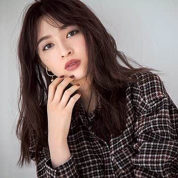美的 Biteki's official Instagram! さんのインスタグラム写真 - (美的 Biteki's official Instagram! Instagram)「＼まるで、元々美人／ 【目の形×トレンドカラーでかなえる美人印象Eye～狭二重×ルミナスラベンダー編～】 ・ 今季のアイシャドウは色も質感も個性豊かで華やか！ベースにもアクセントにも的なものも多いです。だからこそ、いざ塗ろうとすると迷いがち…。 でも実は、目の形に合った選び方・入れ方さえマスターすれば、どれを使っても今どき目力はかなうんです！ ・ 今回は、「目尻にかけて二重幅が広くなる末広形」な“狭二重さん”におすすめしたい、ラベンダー×メリハリ配色で、3Dな奥行き感を演出してくれるアイメイクをご紹介します！ ・ アンニュイな透明感をまとったルミナスラベンダーは、今季トレンドの筆頭。まばゆい輝きを放ちながらも、そのクールな佇いが大人の差し色にぴったりです。これを陰影メイクに応用するならば、スモーキーなマットシャドウとのコンビネーションがおすすめ。光と影のコントラストが最高潮に高まり、疑似立体骨格が完成。狭二重の平たい骨格印象に変化が生まれます♡ ・ ＼狭二重さんってこんな人！／ 【1】目尻側はある程度二重がはっきりしている。 【2】目頭側はまぶたがかぶさり、腫れぼったくも見えがち。 ・ 狭二重さんは、いかにメイクで二重幅を生かせるかが重要。自然な陰影のカギを握ります！早速確認していきましょう♪ ・ （使用したコスメ＆メイク方法はスワイプしてチェック→) ・ 2枚目・左から SUQQU トーンタッチ アイズ 01　￥3,700 すりガラスのような、まろやかな光を含んだセミマット質感。ほんのり赤みを帯びたくすみブラウン。 ・ SUQQU トーン タッチ アイズ　13 ￥3,700 ギラつかず上品に輝くパールがイン。清潔感のある涼しげパープル。 ・ ＼リップはコチラを使用／（3枚目） シュウ ウエムラ ルージュ アンリミテッド マット M BR798　￥3,300 つけ心地を追求した乾燥しにくいマットリップ。こっくり深みのあるブラウンカラー。 ・ ★HOW TO MAKE★ 【1】マットシャドウを上下対極に入れる（4枚目） まずはマットな質感のスモーキーカラーでまぶたの彫りを表現。アイホールの目頭側半分に薄くのせ、下まぶたは目尻側半分に細く引いて。 ・ 【2】反対側にルミナスカラーを入れて質感の差をつける（5枚目） ラベンダーカラーをアイホールの目尻側半分&下まぶたは目頭側半分にオン。アイラインは目尻のみに入れ、軽く印象を引き締めて。 ・ ＼完成するとこんな感じ／（6枚目） ポイントで光を効かせるのがポイントです！ ・ ＼狭二重さんの自然な美人印象を作る絶対ルール／（7枚目） 「濃淡のメリハリをつけて、二重幅を最大限に生かすメイクを」 【POINT 1】アクセントカラーは黒目より外側に 抜け感パートである目頭側に対し、目尻側は見せ場！ 鮮やかカラーや、キラキラカラーなど、メイクのポイントとなる色を使用するのはこの部分が正解です。あえて一部分に入れることで、視覚的に凹凸が際立つ！ ・ 【POINT 2】目頭側は締め色レスで抜け感を 二重の幅が極めて狭い目頭側は、アイシャドウの締め色を少し引くだけでも“塗りつぶした感”が出てしまいます。目頭側＝抜け感パートと心得て、潔く塗らない選択を。 ・ 【POINT 3】下まぶたに必ずポイントをつけてバランス良く 上まぶたにメリハリのあるアイメイクを施す分、下まぶたがさらっとしすぎるとアンバランス。メイクのテンションに合わせて、囲んだり、一部に重みをつけるなどして調整を。 ・ 【POINT 4】目頭側はインラインが鉄則 上記にあるとおり、自然な陰影を演出する上では、目頭側に抜けを作ることが重要。故に、アイラインも単調に引いてはダメ。中央より目尻側はアウトライン。目頭側はインラインに切り替えてメイク感を潜めて。 ・ ＼これはNG！／（8枚目） 目頭側の二重に隙がないだけで、途端に「メイクしました」感…。 ラインやシャドウの締め色を単調に引いたバージョン。いわば王道メイクではあるものの、メイクの強さだけが前に出てしまい、自然な陰影感は皆無。骨格ものっぺりしたままに。 ・ いかがでしたか？ルミナスカラーのラベンダーも、スモーキーなマットアイシャドウを合わせることでアンニュイな陰影感がうまれます。秋メイクで挑戦してみてください♪ ・ #上西星来 （@seira_jonishi_tpd） #じょにー #TPD2019 #東京パフォーマンスドール #リップメイク #秋メイク #SUQQU #スック #トーンタッチアイズ #シュウウエムラ #shuuemura #ルージュアンリミテッドマット #rougeunlimited #おすすめコスメ #l4l #TagsForLikes #instagood #instabeauty #bitekicom #コスメ #コスメ好きさんと繋がりたい #メイク #メイク好きさんと繋がりたい #美容 #美的 #美的メイク #メイク好き #コスメオタク #コスメ紹介」10月25日 18時19分 - bitekicom