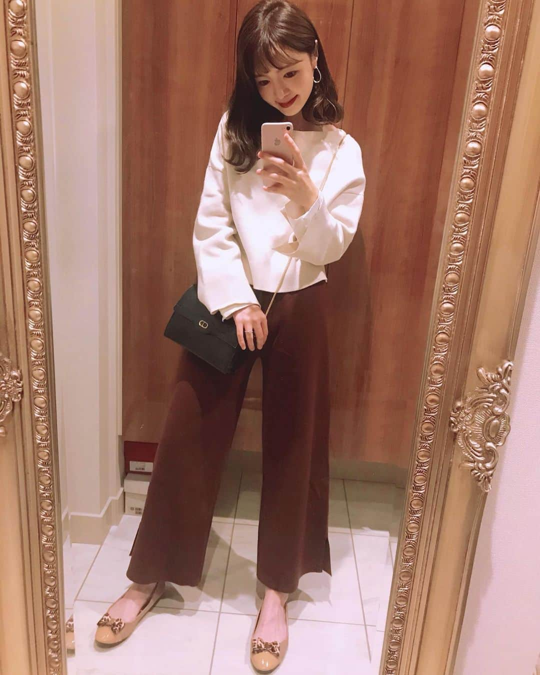 林希乃花さんのインスタグラム写真 - (林希乃花Instagram)「インスタで可愛いアパレルshopを見つけるのが好き❤️ このハイウエストニットワイドパンツも最近見つけたお店のもの👖 ママになってからは楽で動きやすい服装が増えたなぁ😊  このショップは新しくできたショップみたいで一着からでも全国一律送料無料だったからびっくり❣️ 更に今オープンセールやってて11月28日まで全品10%なんだ！ 元々プチプラだからかなりお得にゲットできた😳 よかったらチェックしてみてね💓 @choettemoicloset . . . #choettemoicloset #プチプラコーデ #プチプラファッション #韓国ファッション #秋コーデ #ママコーデ #ママファッション #ママスタグラム #楽ちんコーデ #フラットシューズ #レオパード #リボン #スナイデル #ディオール #ランダ #女子会コーデ #snidel #dior #randa #ミディアムヘア #簡単ヘアアレンジ #ウェーブヘア #ミルクティーグレージュ #ファッション #プチプラ #前髪 #シースルーバング #ミディアムアレンジ #ゆるコーデ」10月25日 18時20分 - nonokagram