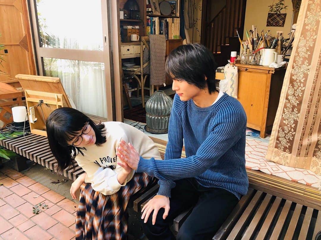 【公式】G線上のあなたと私のインスタグラム：「_ ‪_﻿ 皆さま、今週もお疲れ様でした✨‬﻿ ‪今日はこんなオフショットを😚‬﻿ ﻿ ‪先日、スタジオでとあるセットを発見😳🧡‬﻿ ‪せっかくなので、#也映子さん と #理人くん ﻿ でお邪魔しました🙏🏻📷‬﻿ ﻿ #よんまり のセットの縁側素敵でした🥰﻿ #理人くんは手を重ねたら何が見れるのかな？﻿ ﻿ ‪#花巻家の皆さんは不在😢‬﻿ ‪#よんまり 第3話は本日よる10時から！‬﻿ ‪#波瑠 #中川大志‬﻿ ‪#4分間のマリーゴールド‬﻿ ‪#G線上のあなたと私‬﻿ #10月29日第3話放送」