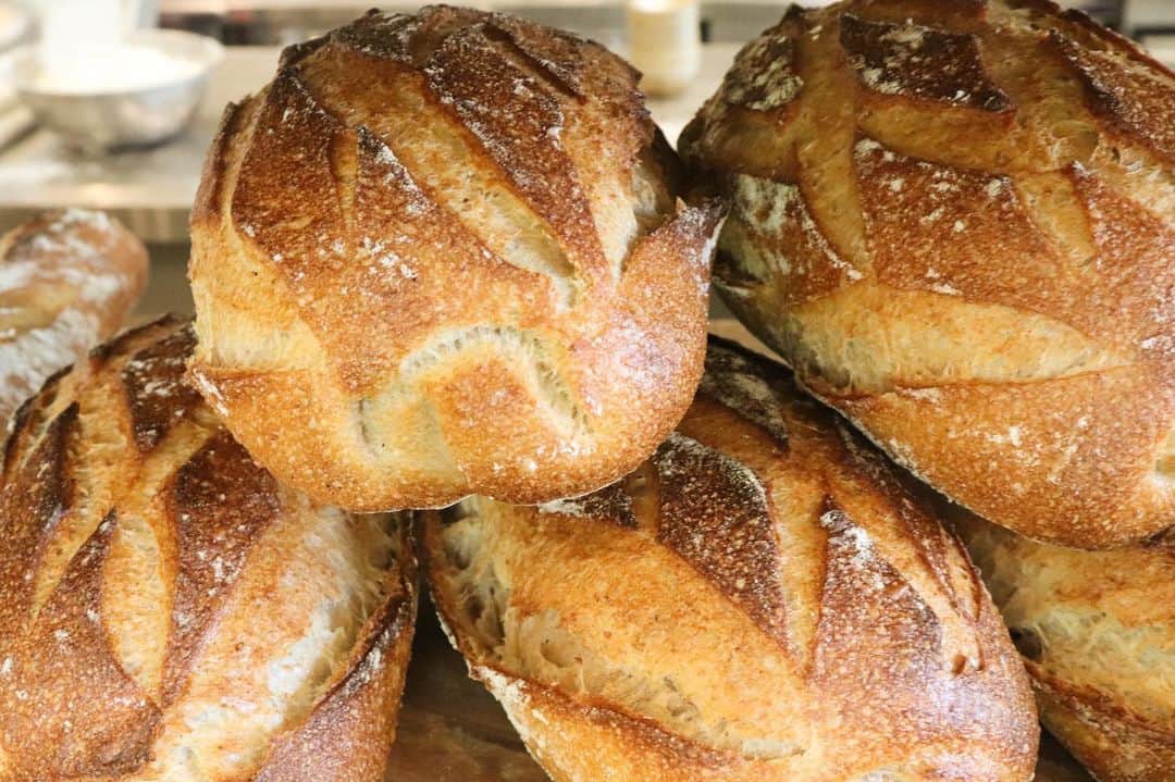丘の上のパン屋 さんのインスタグラム写真 - (丘の上のパン屋 Instagram)「2019.10.25﻿ ﻿ 丘の上のパン屋です。﻿ ﻿ 本日も足元悪い中、たくさんのみなさまのご来店いただきました、誠にありがとうございます。﻿ ﻿ ﻿ ハード系のパンは11時半頃から焼き上がっていきます。﻿ アンチョビオリーブ、沖縄ベーコン、天然酵母の生地に無花果とオレンジビールを入れた「無花果とオレンジ」や自家製酵母を使用し砂糖不使用のセミハードパンの「ぶどうパン」などみなさまに好評いただいております。﻿ ﻿ また、明日もよろしくお願いします。﻿ ﻿ ﻿ −−−−−−−−−﻿ ﻿ 💬 臨時休業日のお知らせ﻿ ﻿ 10/30（水）は講習会のため臨時休業とさせていただきます。﻿ ﻿ −−−−−−−−−﻿ ﻿ 💬 マイバックのご持参ください﻿ ﻿ 19年8月から、レジ袋が1枚5円となります。﻿ ぜひマイバックのご持参お待ちしております。﻿ ゴミ削減にご協力お願い致します。﻿ ﻿ −−−−−−−−−﻿ ﻿ 💬 スタッフ募集中です﻿ ﻿ 新たに一緒に働いてくれる仲間を募集しております。﻿ ﻿ 応募方法は郵送となります。﻿ 詳細はサイトをご確認ください。﻿ ﻿ −−−−−−−−−﻿ ﻿ 💬 ご予約について﻿ ﻿ ●予約可能商品﻿ ・栗のパン シャティーヌ﻿ ・食パン ﻿ ・カンパーニュ﻿ ・バゲット﻿ ・エッグタルト﻿ ﻿ ※グルテンフリー米粉パン(プレーン、大納言)﻿ ※低糖質ふすまパン(3本から)﻿ ※一升パン﻿ (※は木、金のお渡しになります)﻿ ﻿ 📞 045-530-9683（クロワッサン🥐）﻿ ﻿ −−−−−−−−−﻿ ﻿ 🛒 オンラインショップ﻿ ﻿ グルテンフリーの米粉食パンの﻿ 通販を行っております。﻿ サイトからご確認ください。﻿ ﻿ −−−−−−−−−﻿ ﻿ 🏷﻿ #丘の上のパン屋 #バゲット #カンパーニュ #横浜 #青葉区 #たまプラーザ #ベーカリーカフェ #パン屋 #パン #パン屋さん #横浜パン屋 #🍞 #焼き立てパン #上白糖不使用 #美しが丘 #美しが丘西 #田園都市線 #天然酵母 #国産小麦 #baguette #bakery #boulangerie #boulanger #yokohama#instabread #instafood #pane #sourdough #naturalyeast﻿ ﻿ ﻿ ﻿」10月25日 18時23分 - okanouenopanya