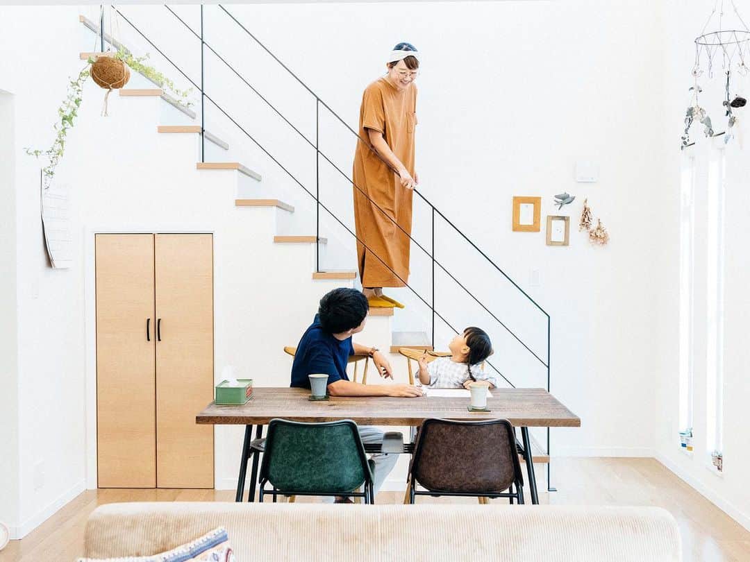 ZERO-CUBE+FUNさんのインスタグラム写真 - (ZERO-CUBE+FUNInstagram)「LIFE LABELマガジン『暮らしのインタビュー』更新しました🎤♪ .  今回は、栃木県に家族3人で暮らすM様一家が登場です👨‍👩‍👧 . お子さまが生まれたことをきっかけに、家を建てることを決断したM様🐻 「私たちらしい家を作りたい」と、圏内のインテリアショップや古家具店を あちこち巡ってお気に入りのアイテム🛋を探し出したそう🔍✨ . M様のこだわり💫家の中にもしっかりと反映されています😇 . 記事は @lifelabel_official プロフィールからどうぞ♪ . . #lifelabel #ライフレーベル #zerocube #zero_cube #ゼロキューブ #オリジナル #緑の家 #戸建て #ガルバ #サイディング #外壁 #芝生の庭 #庭のある家 #新築 #四角い家 #箱の家 #暮らし #栃木 #インテリア #古家具のある暮らし #アンティーク家具 #リビング #グリーン #シンボルツリー #理想の住まい #暮らしを楽しむ #暮らしのインタビュー」10月25日 18時25分 - lifelabel_official