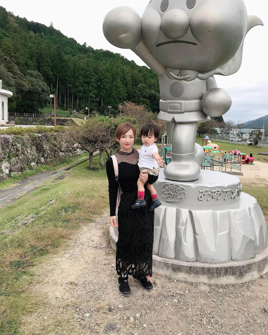 愛川ゆず季さんのインスタグラム写真 - (愛川ゆず季Instagram)「こんにちは。 大雨ですね。 注意報がでている地域の皆様 くれぐれもお気をつけください。 .  先日、 大福で有名な霧の森へ。 . 歩くのが上手になってきて 誘導してくれています。 . そして 恒例のさぬきうどんを食べて . 坊ちゃんも卵なしの(アレルギーの為) あたたかいおうどんを ハサミで切って パクパク。 .  一緒に食べれると 楽しいし楽ですね！！ いつも外出する時はお弁当を持って 行っていたので 成長〜（ ; ; ） . そして .  高知県のアンパンマン ミュージアムへ。 昔、横浜のアンパンマンミュージアムには行ったことありますが、雰囲気は全然違い . 高知県はアンパンマンの生みの親 やなせたかし先生のふるさと。 . こどもの遊び場というよりは アンパンマンの美術館みたいな記念館でした。 晴れてたらアンパンマン がいっぱいな お外の遊具でも遊びたかったな。 .  楽しい大移動な1日でした。 . #1歳4ヶ月 #男の子ママ #アンパンマンミュージアム」10月25日 18時35分 - aikawa_yuzuki