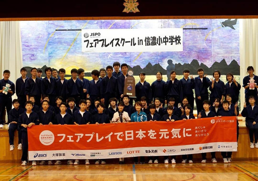 佐野優子のインスタグラム：「. フェアプレイスクールで長野県へ。 . AKBの高橋彩香さんと一緒に🎤 現役アイドルの登場に男子中学生のニヤニヤ具合が半端なかった😂 . 若いっていいね🤗 . . #フェアプレイ #フェアプレイで日本を元気に  #フェアプレイ宣言 #AKB #アイドル」