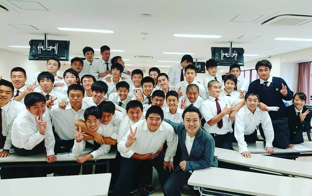 高井俊彦さんのインスタグラム写真 - (高井俊彦Instagram)「【新喜劇の授業✨】 本日はー。 常翔学園高校で、新喜劇の授業をしてきました😃✌️ スポーツでバリバリ活躍しているクラスのみんなと一緒にネタも考えながら、普段我々がやっているように本読み立ち稽古をしました✋ みんな正直言って上手い‼️ 驚きました☺️ 刺激にもなって楽しい時間でした⤴️⤴️⤴️」10月25日 18時40分 - takai_toshihiko