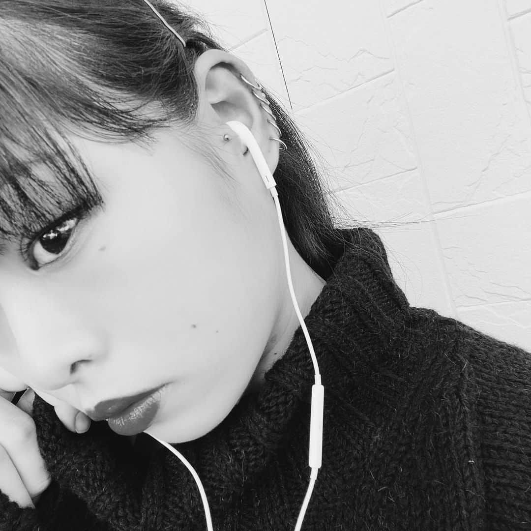 川本莉菜さんのインスタグラム写真 - (川本莉菜Instagram)「🖤🖤🖤 . . . . . #me #ad #selfie #pierced」10月25日 18時42分 - kawamoto.rina