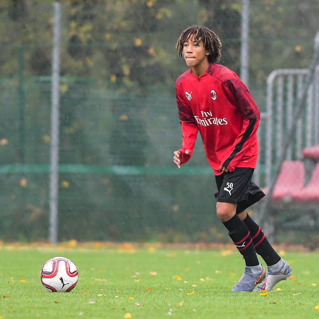 ACミランさんのインスタグラム写真 - (ACミランInstagram)「Hardwork before a busy weekend for our young Rossoneri 👊🏻 #MilanYouth #SempreMilan」10月25日 18時43分 - acmilan