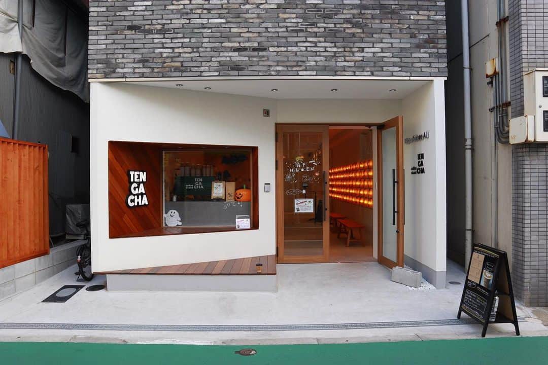 石井輝明さんのインスタグラム写真 - (石井輝明Instagram)「大阪、天下茶屋。 昔住んでた土地。 あの頃はこんなオシャレなカフェなかったなぁとか思いながら、ノスタルジックな気持ちになった。  #tengacha #cafe #coffee #カフェ #大阪カフェ #天下茶屋カフェ #カフェ芸人 #ここのマクドよく行ったなぁとか #ここ駐車場になったんやとか #ここで倒れてたおばさん助けたなぁとか #色々思い出した #前だけを見ろなんて言うけど #たまに振り返るのもいいと思う #そんな風に思う」10月25日 18時43分 - comandanteishii