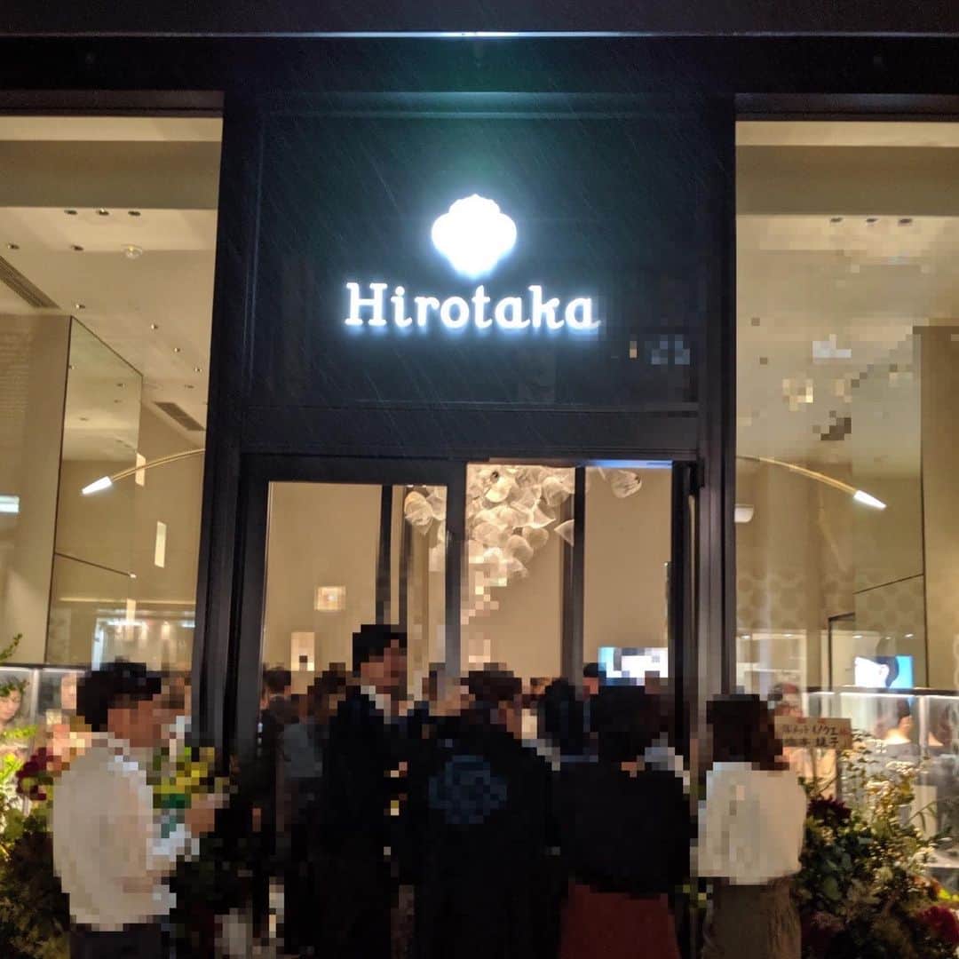 滝沢眞規子さんのインスタグラム写真 - (滝沢眞規子Instagram)「ジュエリーブランド「Hirotaka」の 2 店舗目となる直営店が、 丸の内ブリックスクエアにオープン。 デザイナーのヒロタカさん、素敵な方でお話しが弾んでしまいました😊 デザインのインスピレーションの源でいらっしゃる花芯や角、照明のオブジェも印象的な心地のいいお店✨ 丸の内店、限定のスペシャルコレクションも。 私はパールのイヤカフにピアス、両耳で楽しんでみました❤️ 丸の内をお散歩するのが好きなのでまたお邪魔したいと思います😊 #hirotakajewelry  @hirotakajewelry」10月25日 18時47分 - makikotakizawa