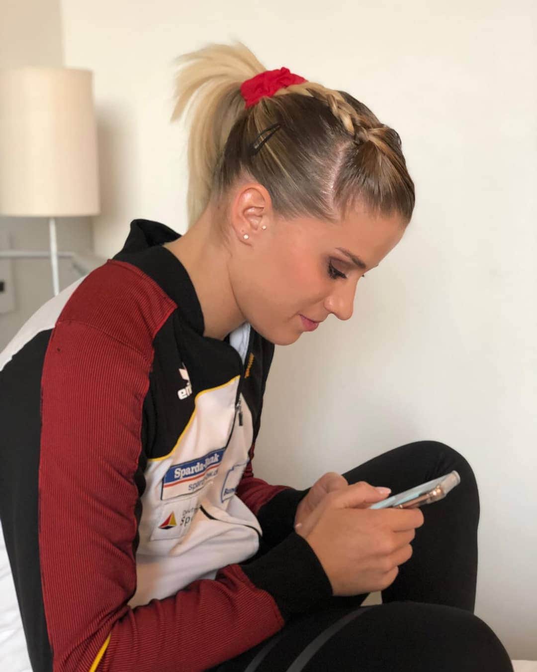 エリザベト・ザイツのインスタグラム：「Fast 1000 Kommentare bei meiner Verlosung🤯  Das schreit nach weiteren Gewinnspielen! Morgen werde ich den Gewinner / Die Gewinnerin bekannt geben.  Habt einen erfolgreichen Freitag! ☺️🙏 #me #eliseitz #gymnastics #nationalteam #germany #roadtotokyo2020 #gewinnspiel #verlosung」
